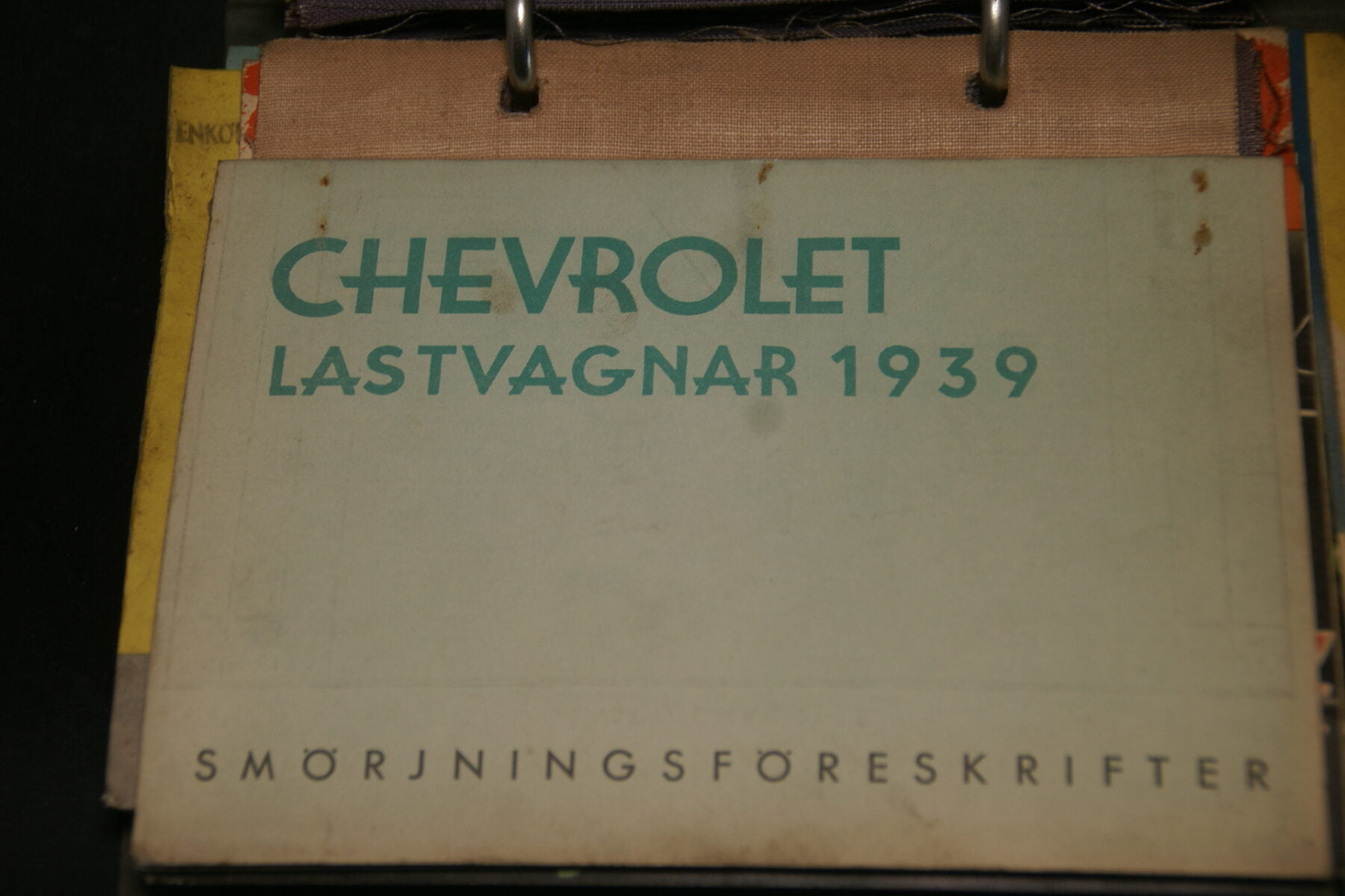 DSC03789 1939 kaart met smeerschema Chevrolet vrachtautos Svenskt