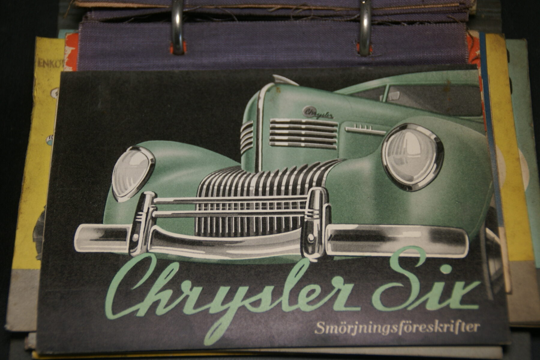 DSC03791 1939 kaart met smeerschema Chrysler 6 Svenskt