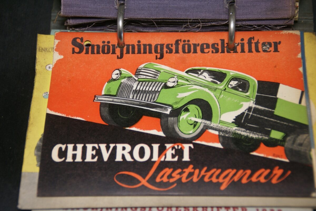 DSC03792 1939 kaart met smeerschema Chevrolet vrachtautos Svenskt