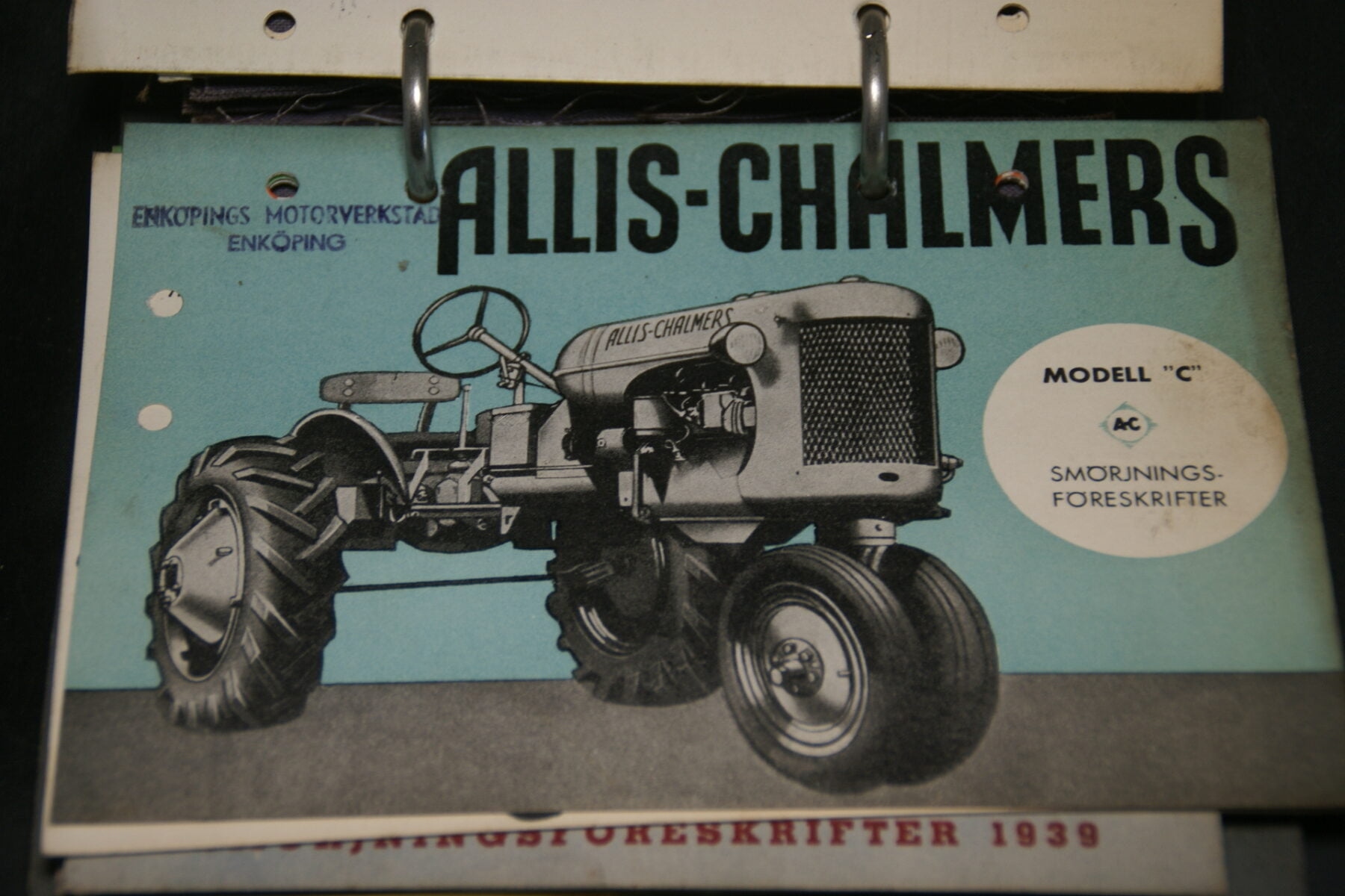 DSC03795 1939 kaart met smeerschema Allis Chalmers C Svenskt