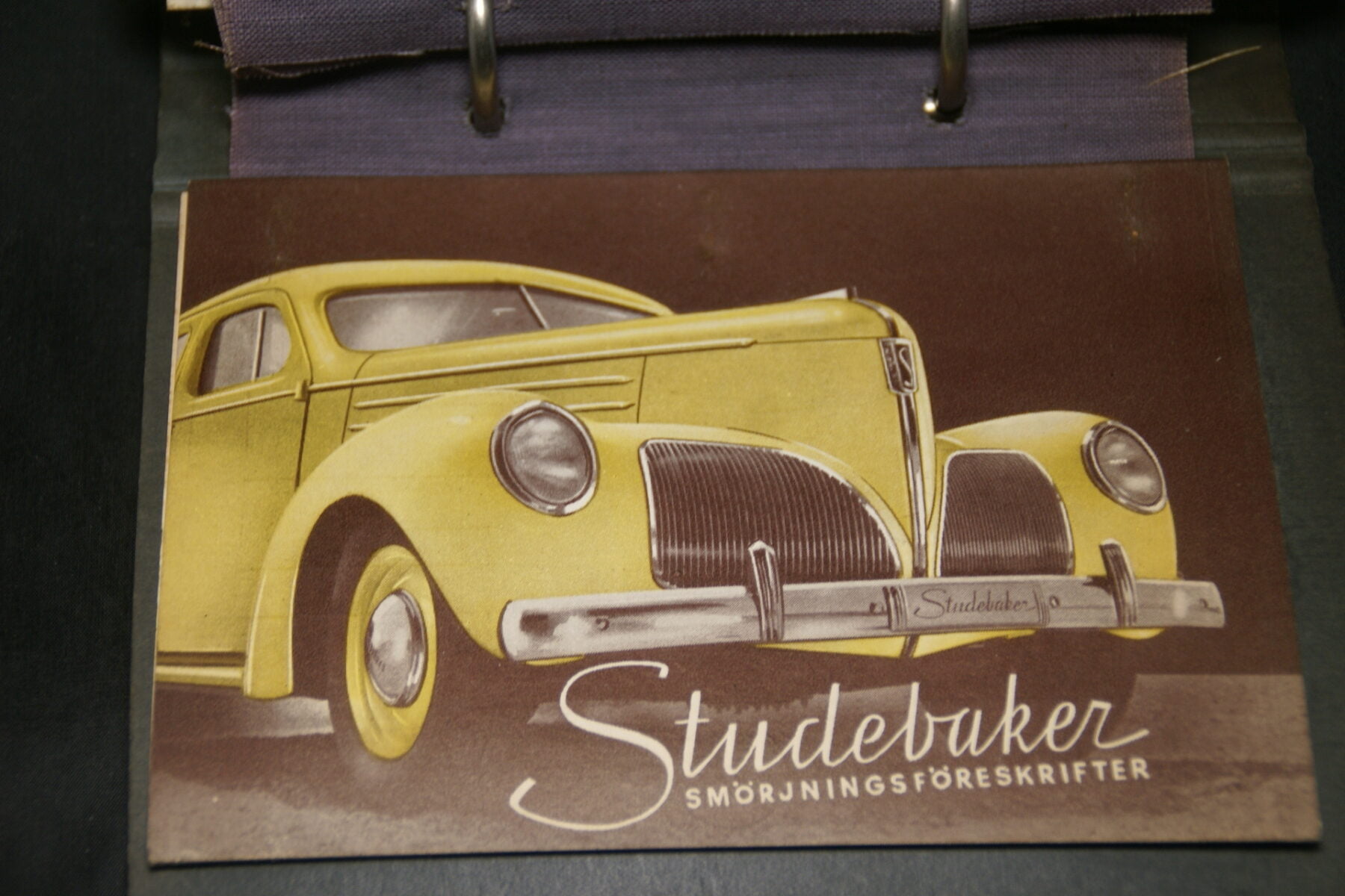 DSC03802 1939 kaart met smeerschema Studebaker Svenskt