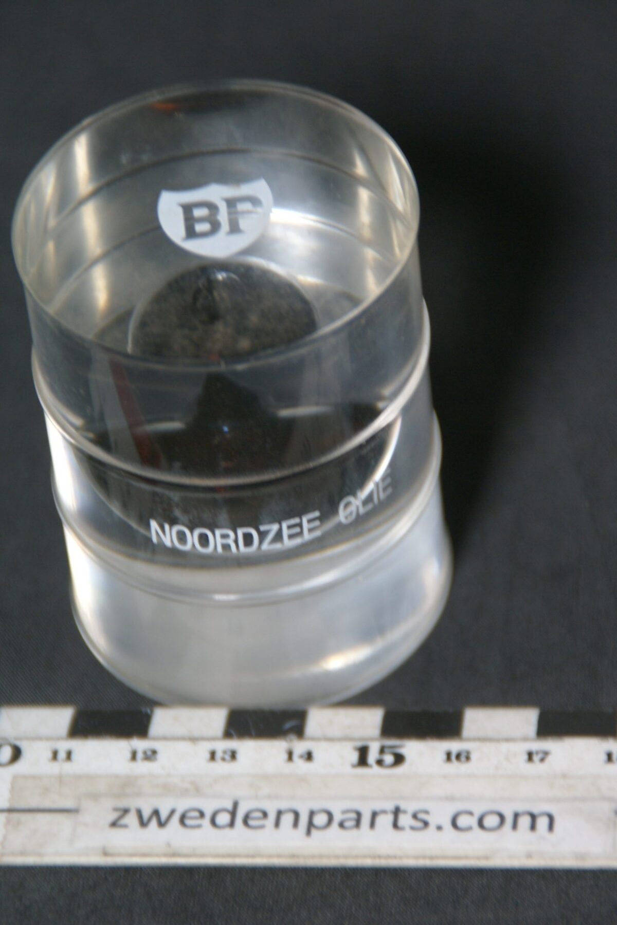 DSC04248 BP Noordzeeolie in perspex olievat NOS rotated