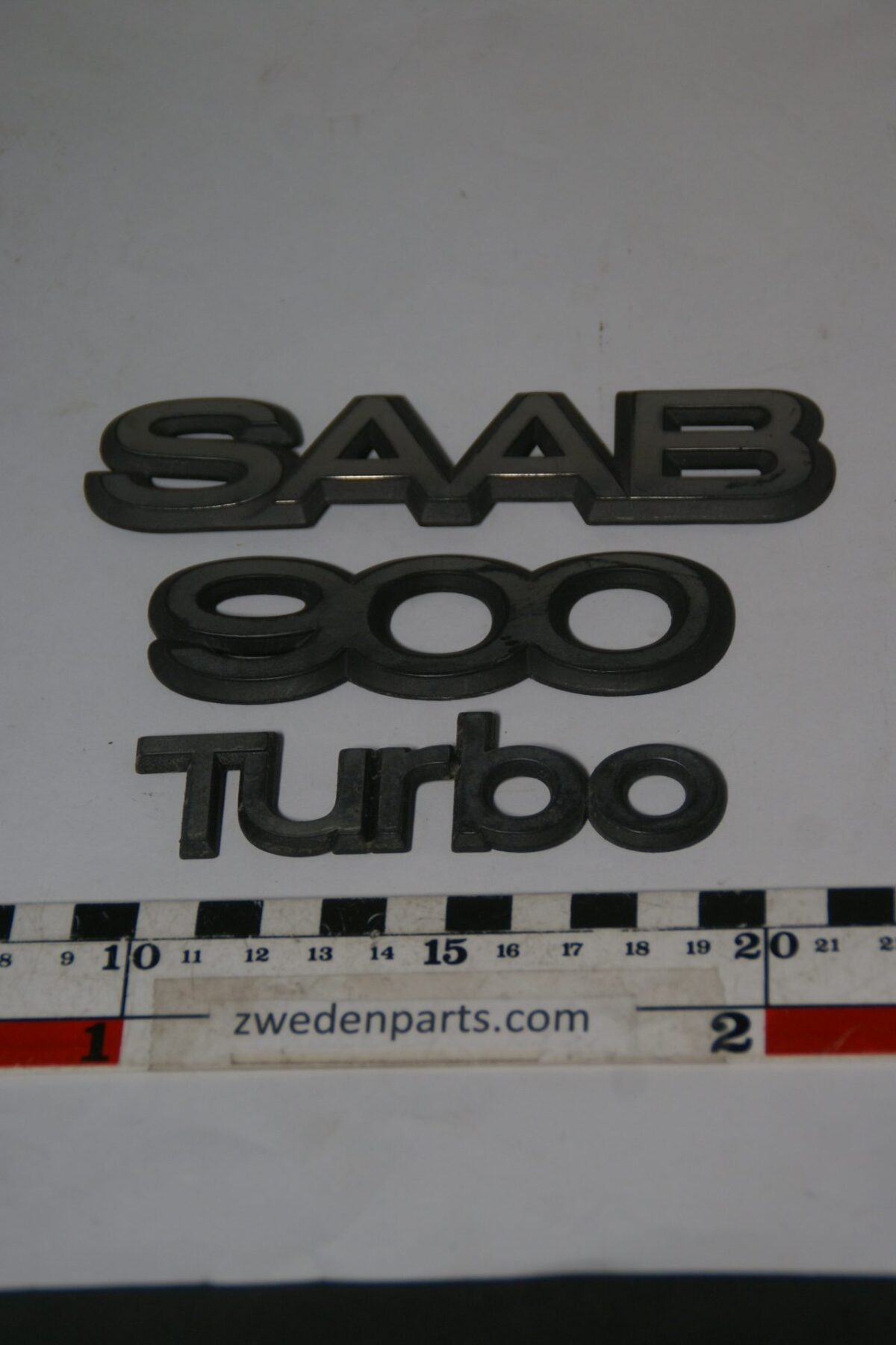 DSC04251 Saab 900 Turbo embleemset rotated