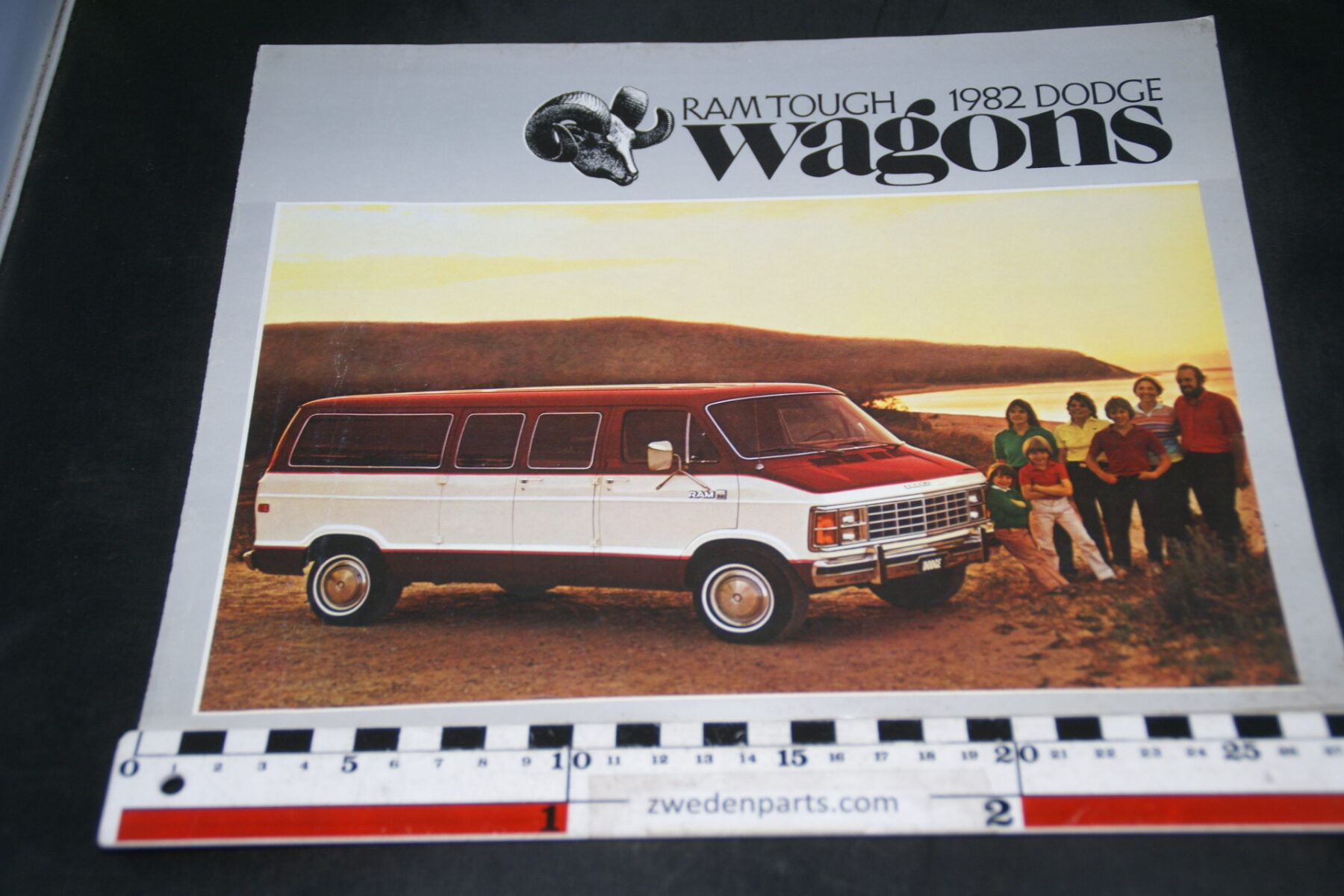 DSC04909 1982 Dodge Wagons brochure
