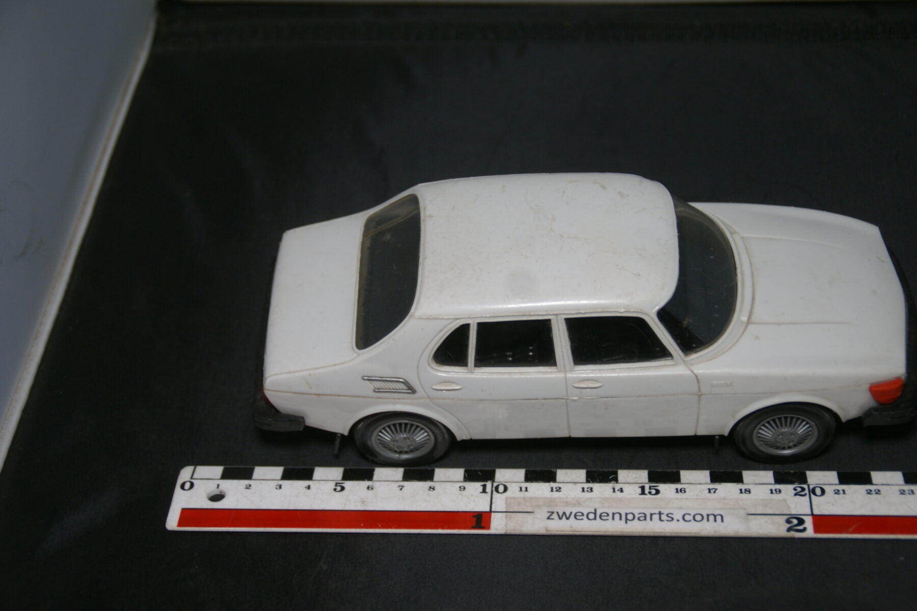 DSC04128 miniatuur SAAB 99 wit ca. 1op18 Stahlberg, made in Finland