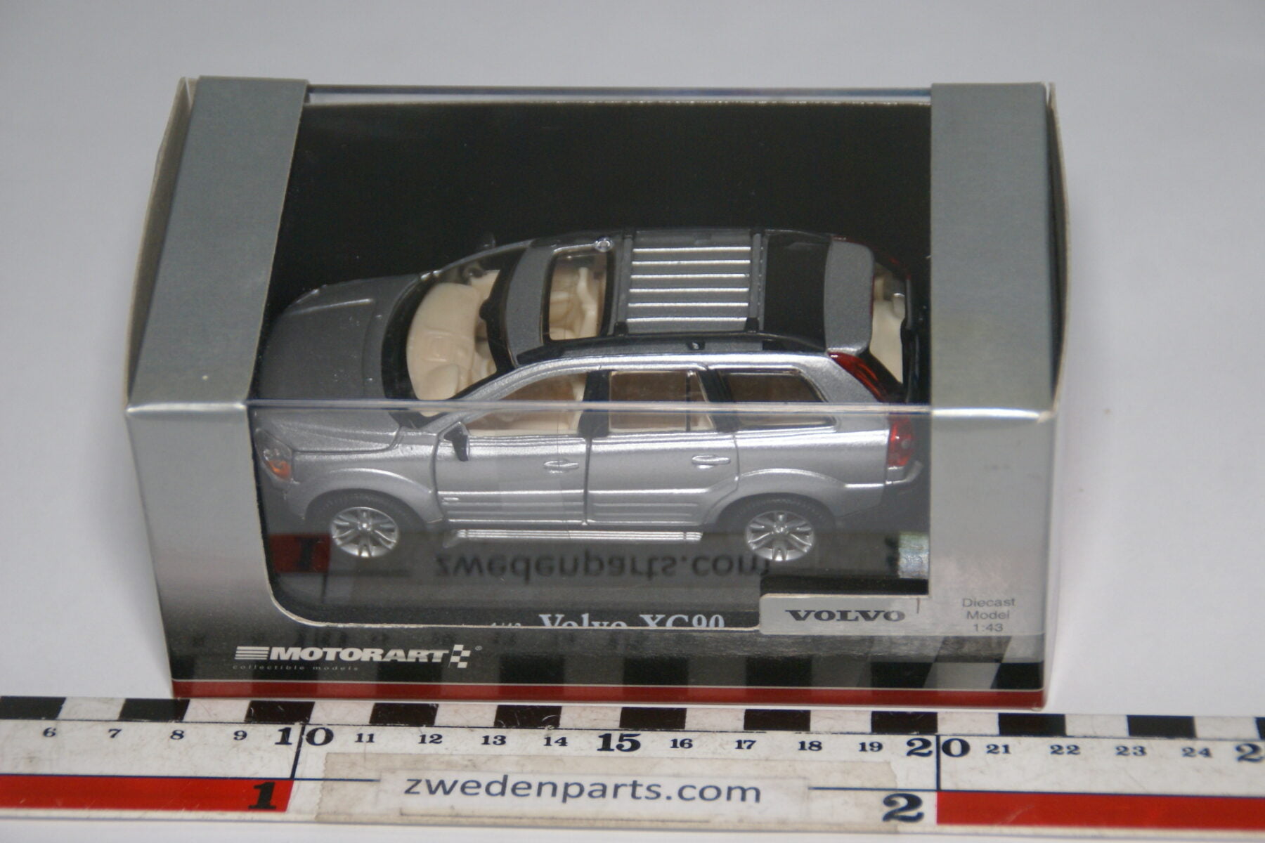 DSC04144 miniatuur Volvo XC90 silver 1op43 Motorart MB nr 330009 012326