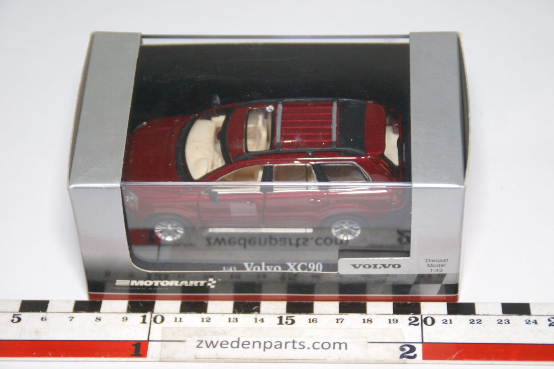 DSC04146 miniatuur Volvo XC90 rood metallic 1op43 Motorart MB nr 330009 012364