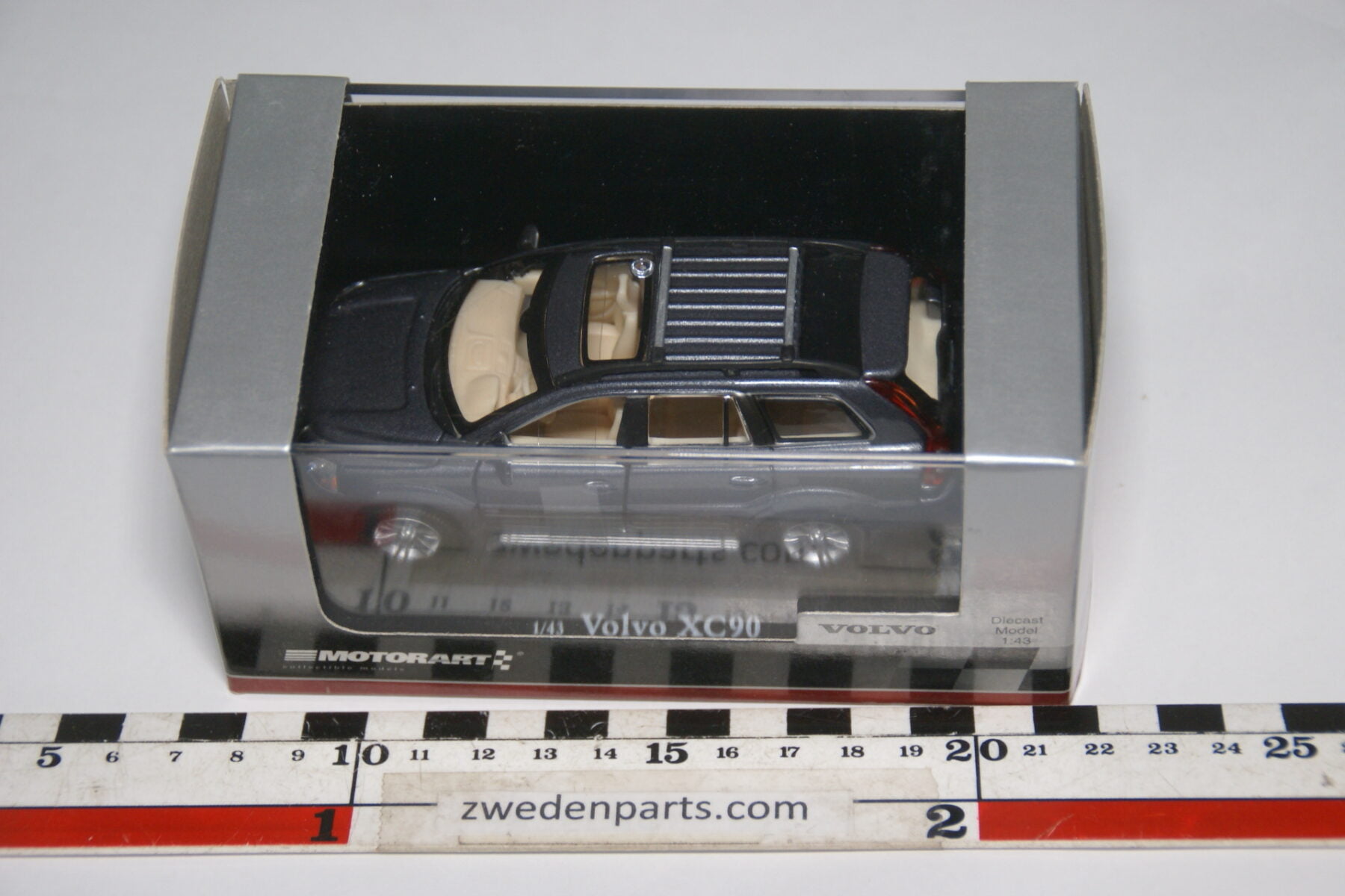 DSC04148 miniatuur Volvo XC90 grijs metallic1op43 Motorart MB nr 330009 012340