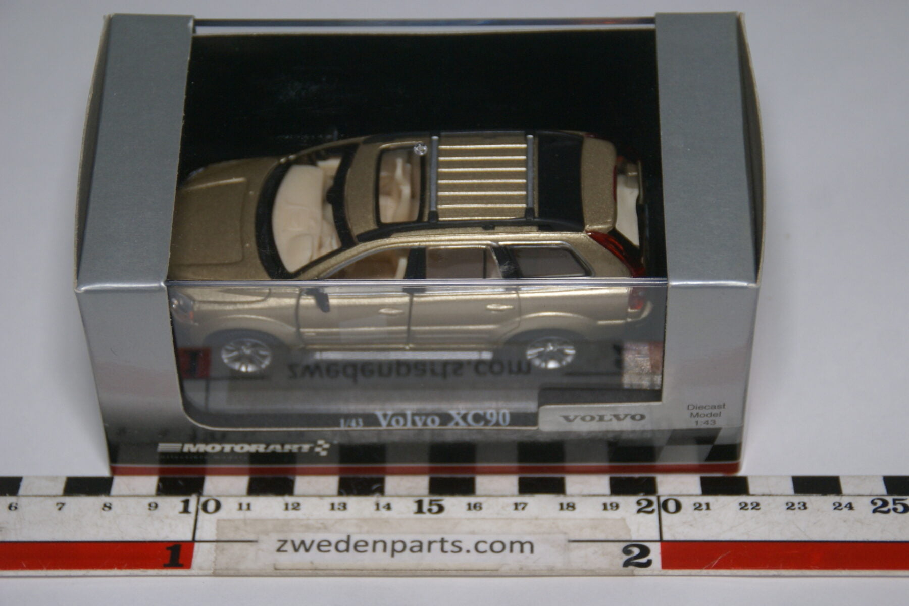 DSC04150 miniatuur Volvo XC90 brons metallic 1op43 Motorart MB nr 330009 012357