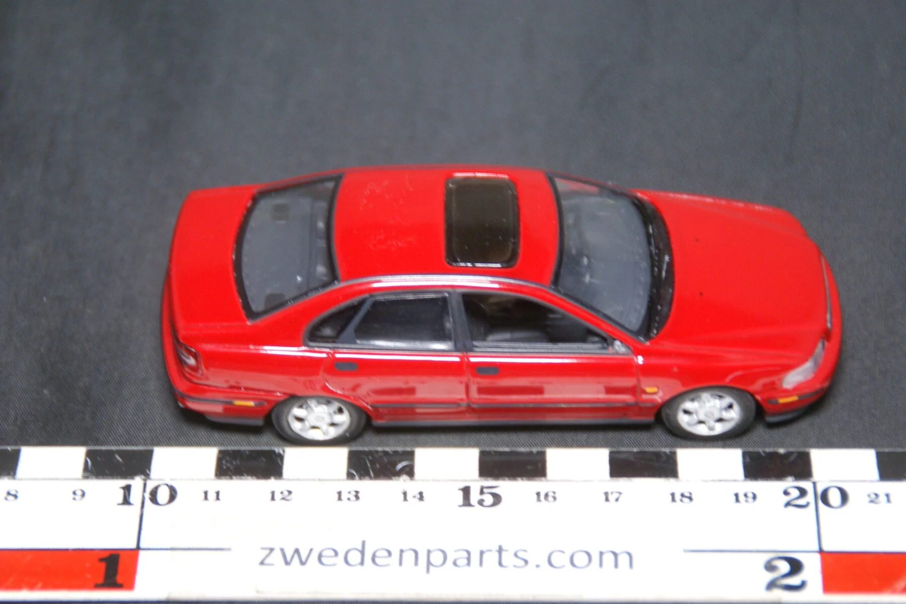 DSC04153 1996 miniatuur Volvo S40 rood 1op43  Mint