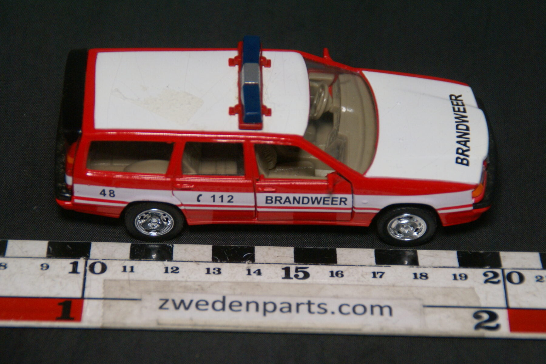 DSC04154 miniatuur Volvo 855 850 combi brandweer rood 1op43 mint