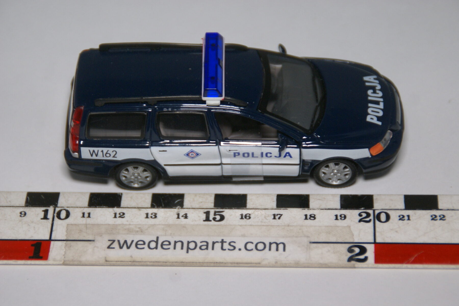 DSC04160 2000 miniatuur Volvo V70 Policja blauw wit 1op43 Hongwell Mint