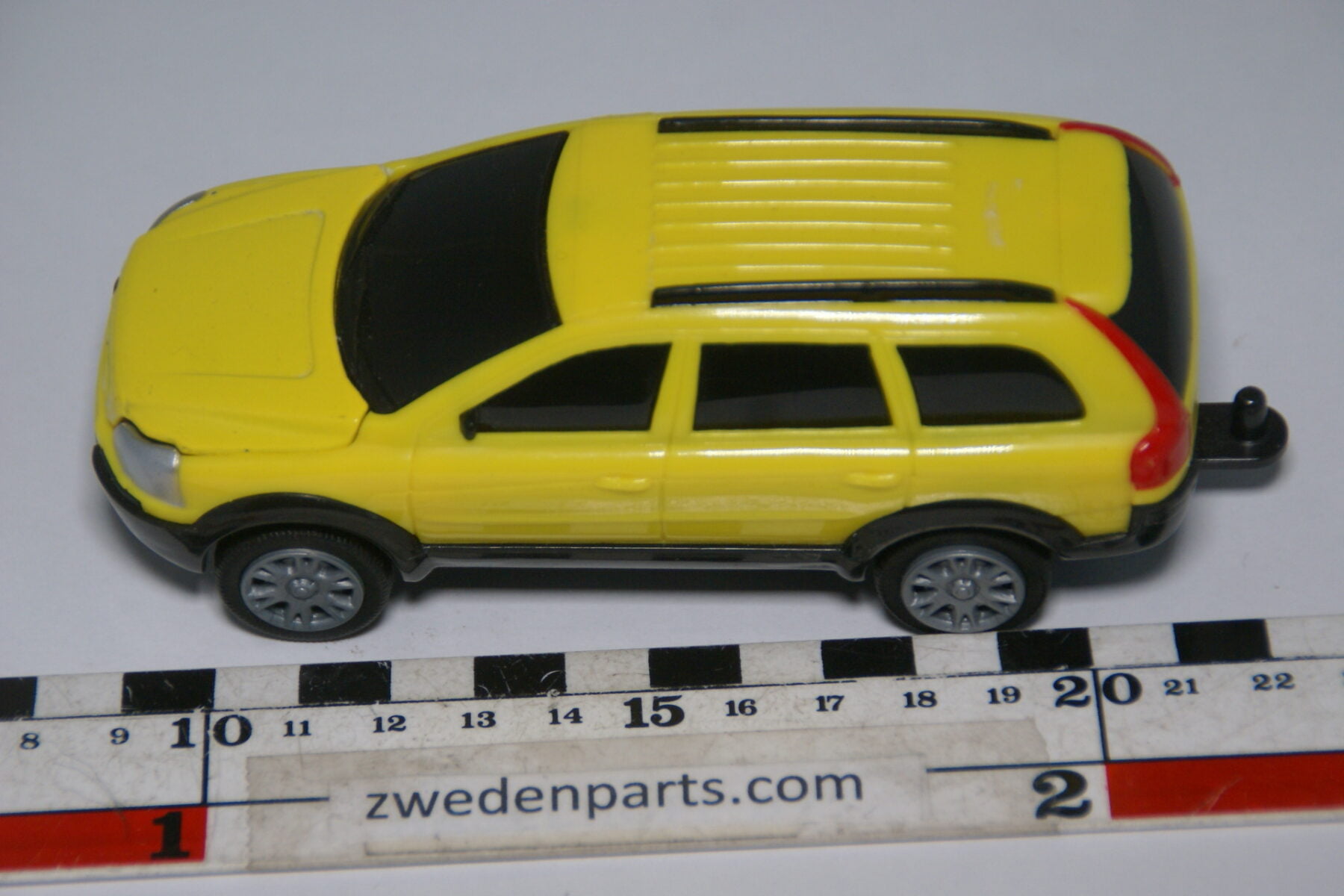 DSC04166 miniatuur Volvo XC90 geel ca. 1op43 Teama Mint