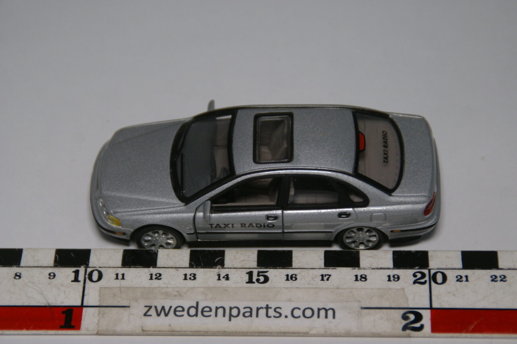 DSC04170 miniatuur Volvo S40 grijs Taxi Radio 1op43 Hongwell Mint