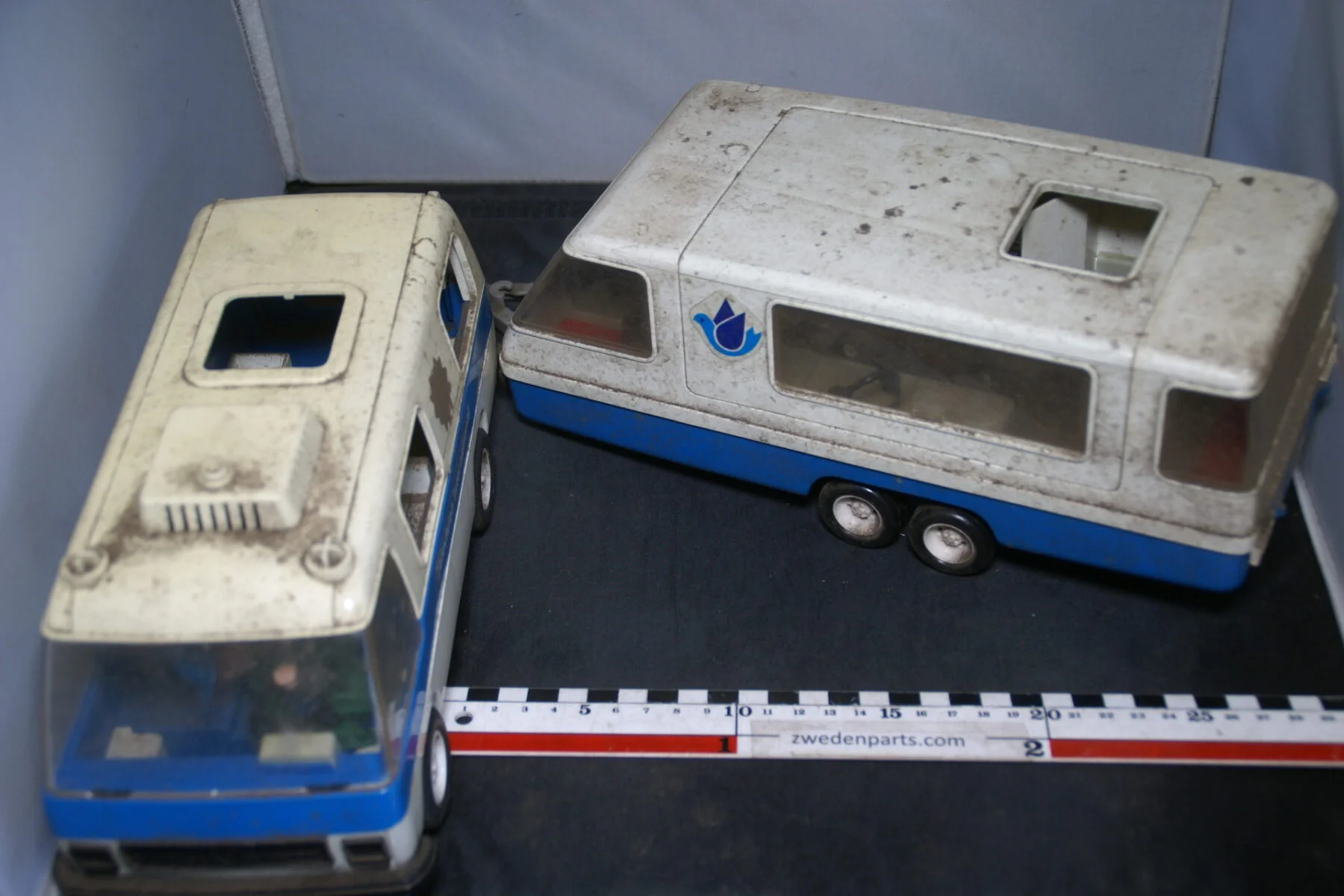 DSC05510 miniatuur Playmobil camper met caravan