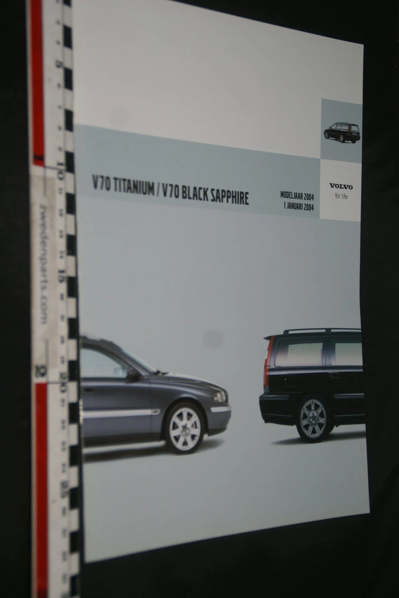 DSC06038 2004 brochure Volvo V70 Titanium en Black Sapphire