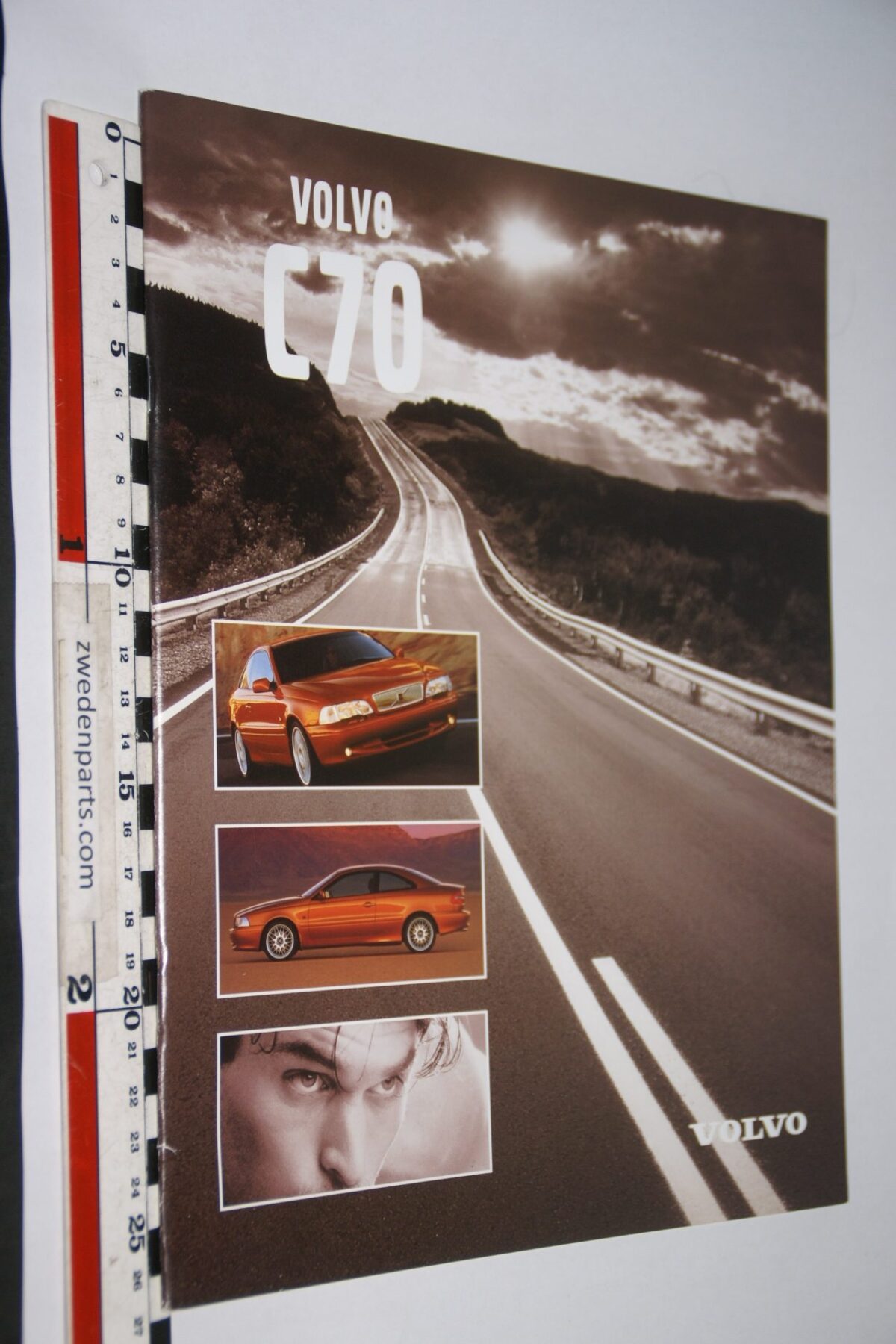 DSC06302 1997 brochure Volvo C70 nr A 08-98