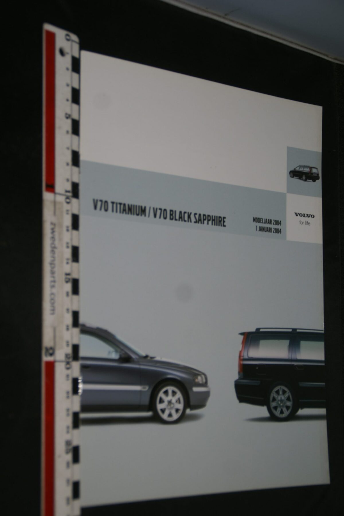 DSC06343 2004 brochure Volvo V70 Titanium en Black Sapphire nr 01-04-V1