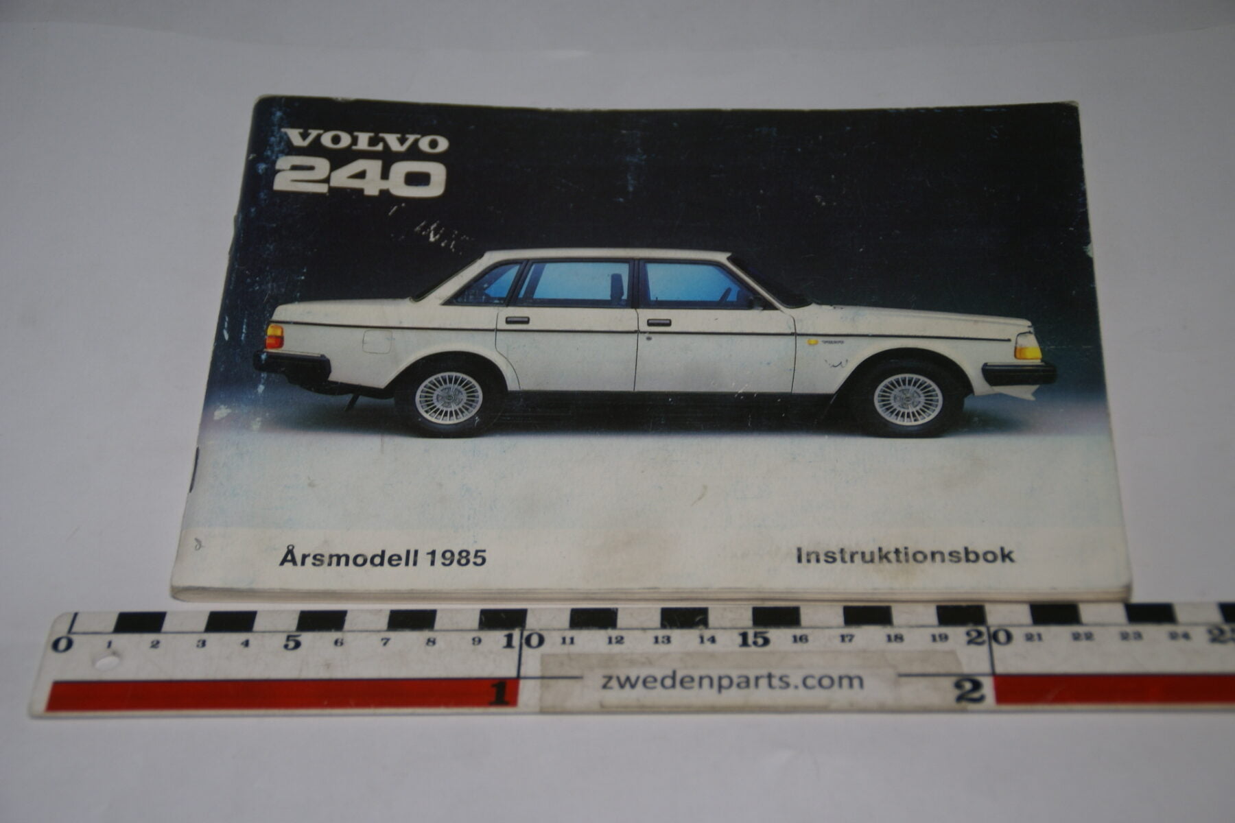 DSC07089 1984 origineel Volvo 240  instruktionsbok TP 2531-2 Svenskt
