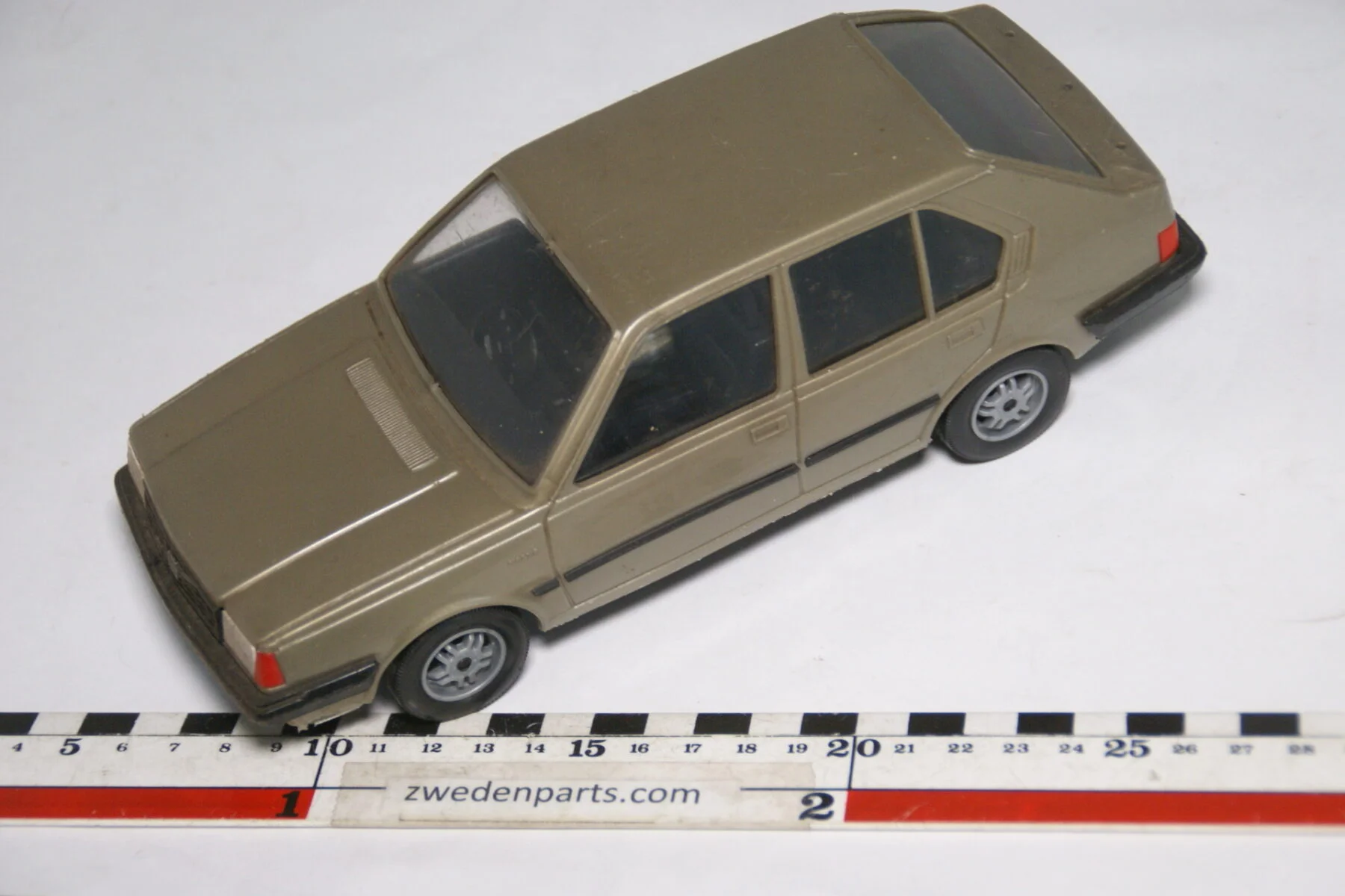 DSC08736 miniatuur Stahlberg Made in Finland Volvo 360GLT bronze ca 1 op 18