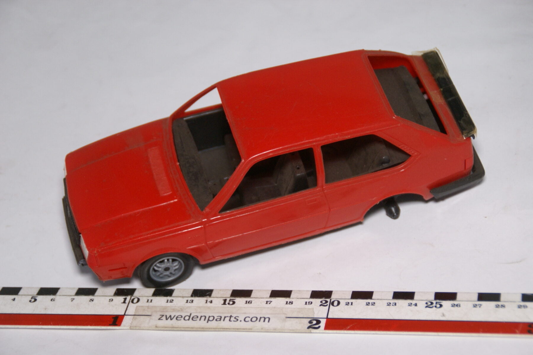 DSC08739 miniatuur Stahlberg Made in Finland Volvo 340GL rood ca 1 op 18