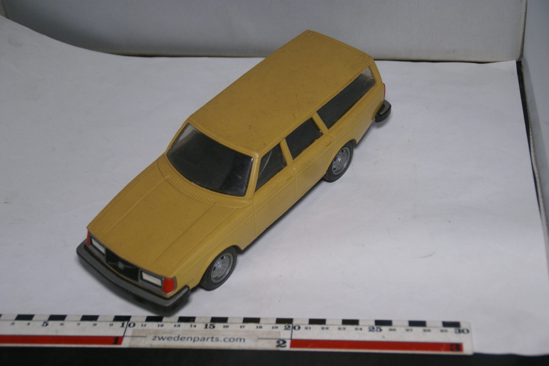 DSC08767 miniatuur Stahlberg Made in Finland Volvo 245GL geel ca 1 op 18