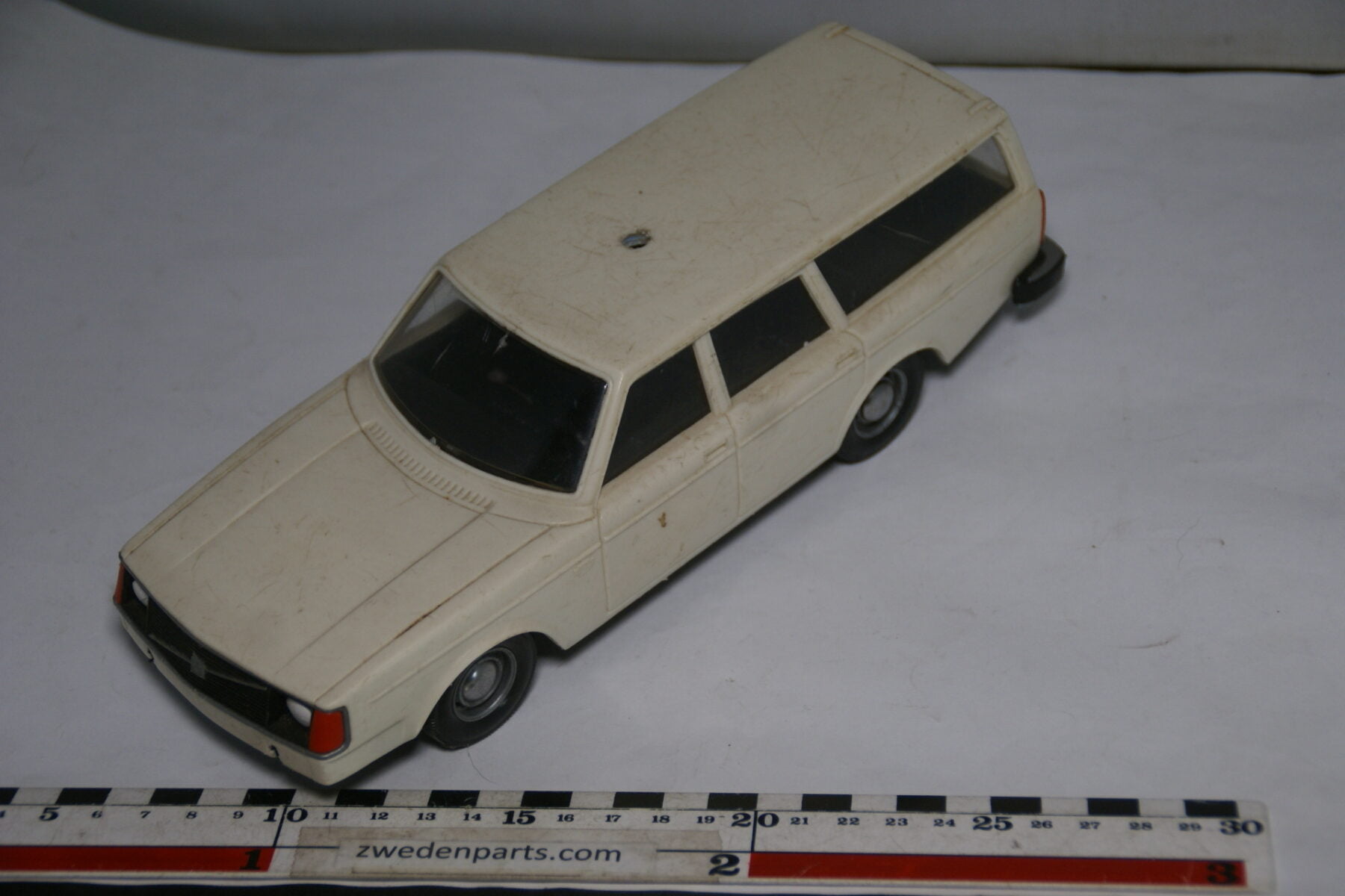 DSC08791 miniatuur Stahlberg Made in Finland Volvo 240DL wit (ambulance) ca 1 op 18