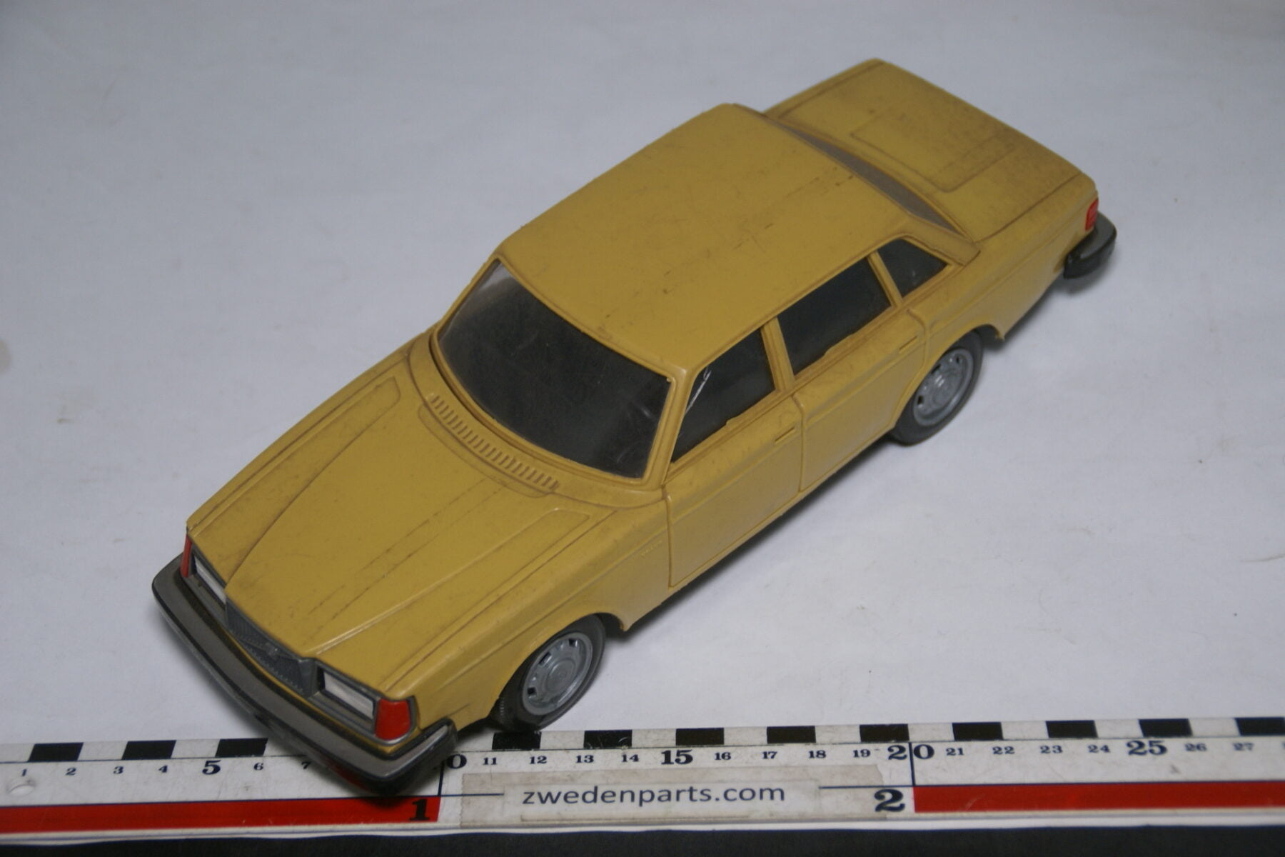 DSC08797 miniatuur Stahlberg Made in Finland Volvo 264GLE geel ca 1 op 18