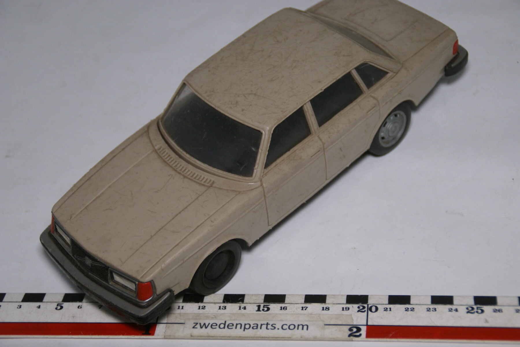 DSC08811 miniatuur Stahlberg Made in Finland Volvo 244GL beige ca 1 op 18