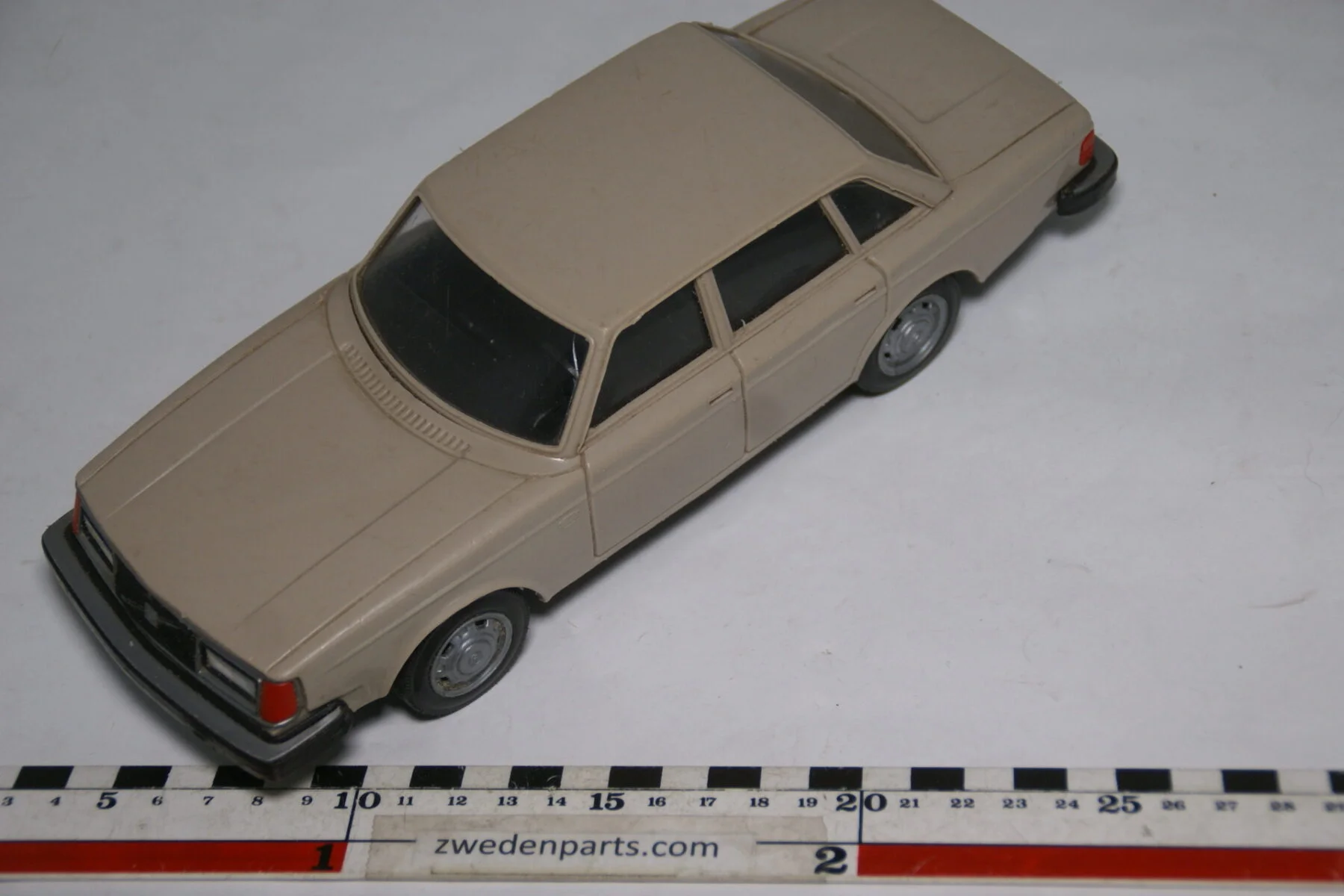 DSC08814 miniatuur Stahlberg Made in Finland Volvo 244GL beige ca 1 op 18