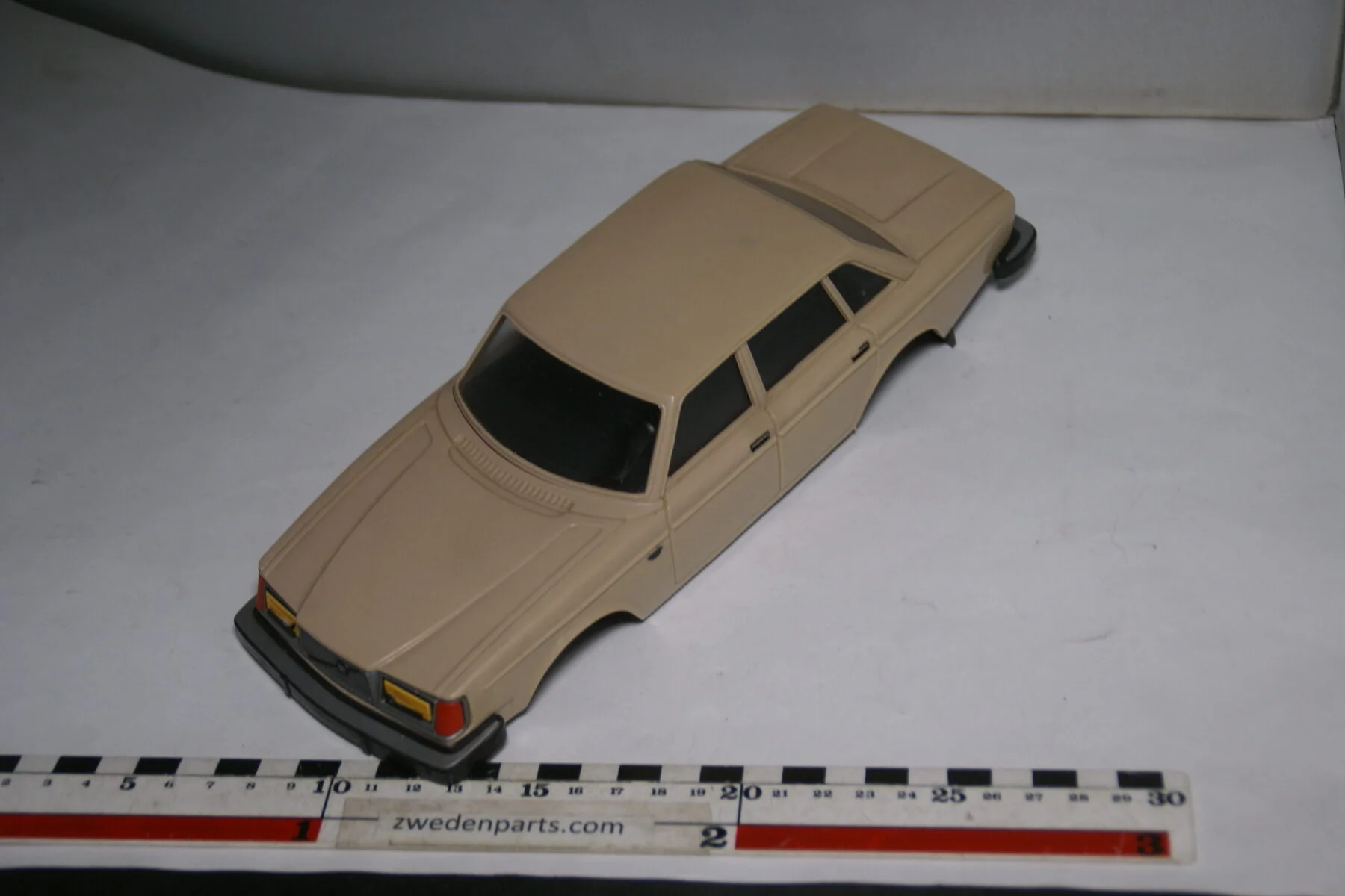 DSC08817 miniatuur Stahlberg Made in Finland Volvo 264GL beige ca 1 op 18