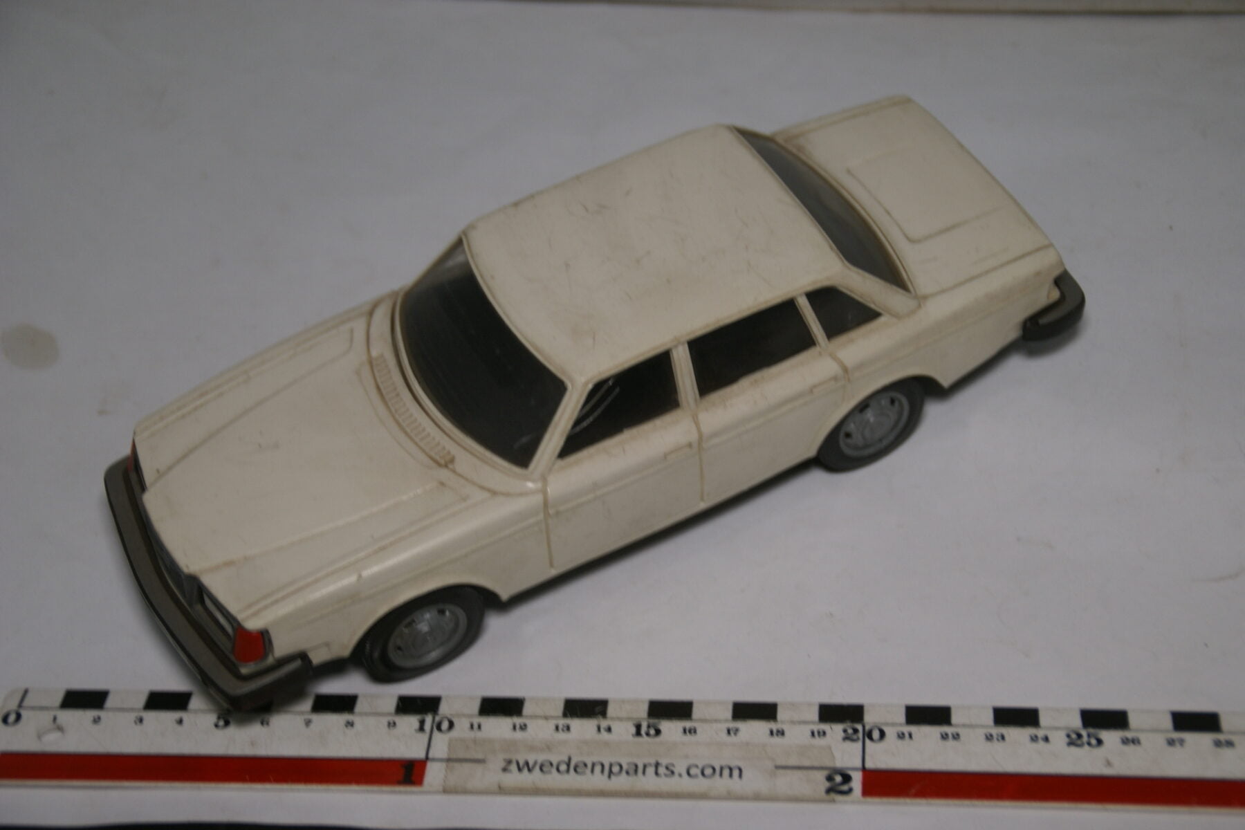 DSC08820 miniatuur Stahlberg Made in Finland Volvo 264GL beige ca 1 op 18