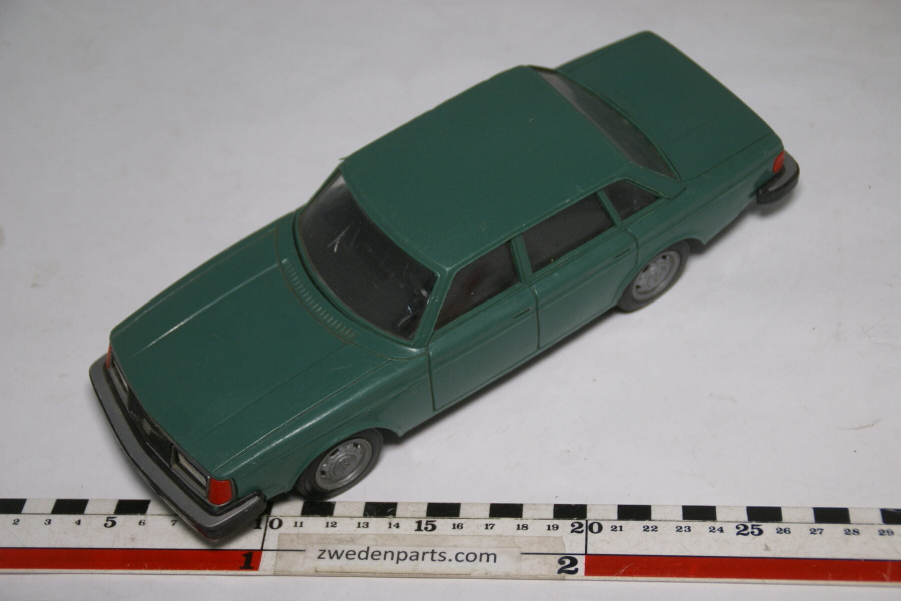 DSC08832 miniatuur Stahlberg Made in Finland Volvo 244GL groen ca 1 op 18