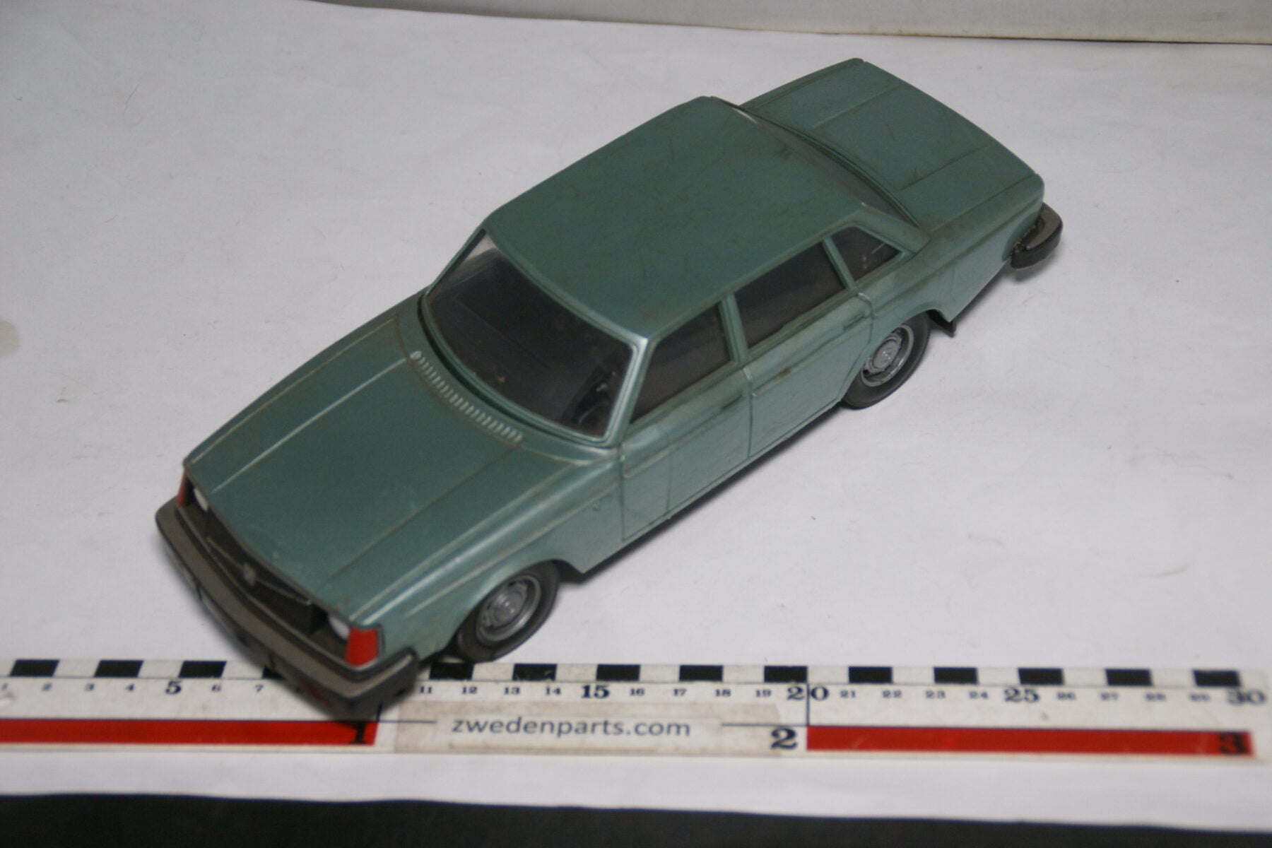 DSC08835 miniatuur Stahlberg Made in Finland Volvo 244GL groen ca 1 op 18
