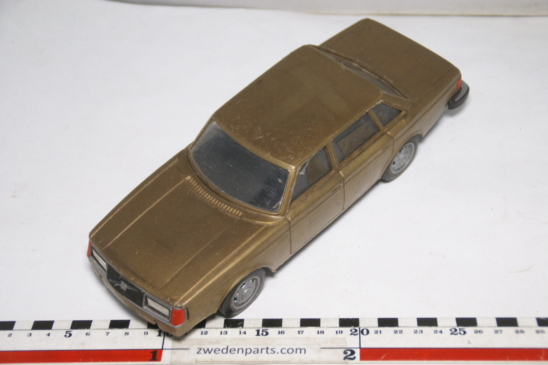 DSC08838 miniatuur Stahlberg Made in Finland Volvo 244GL goud ca 1 op 18