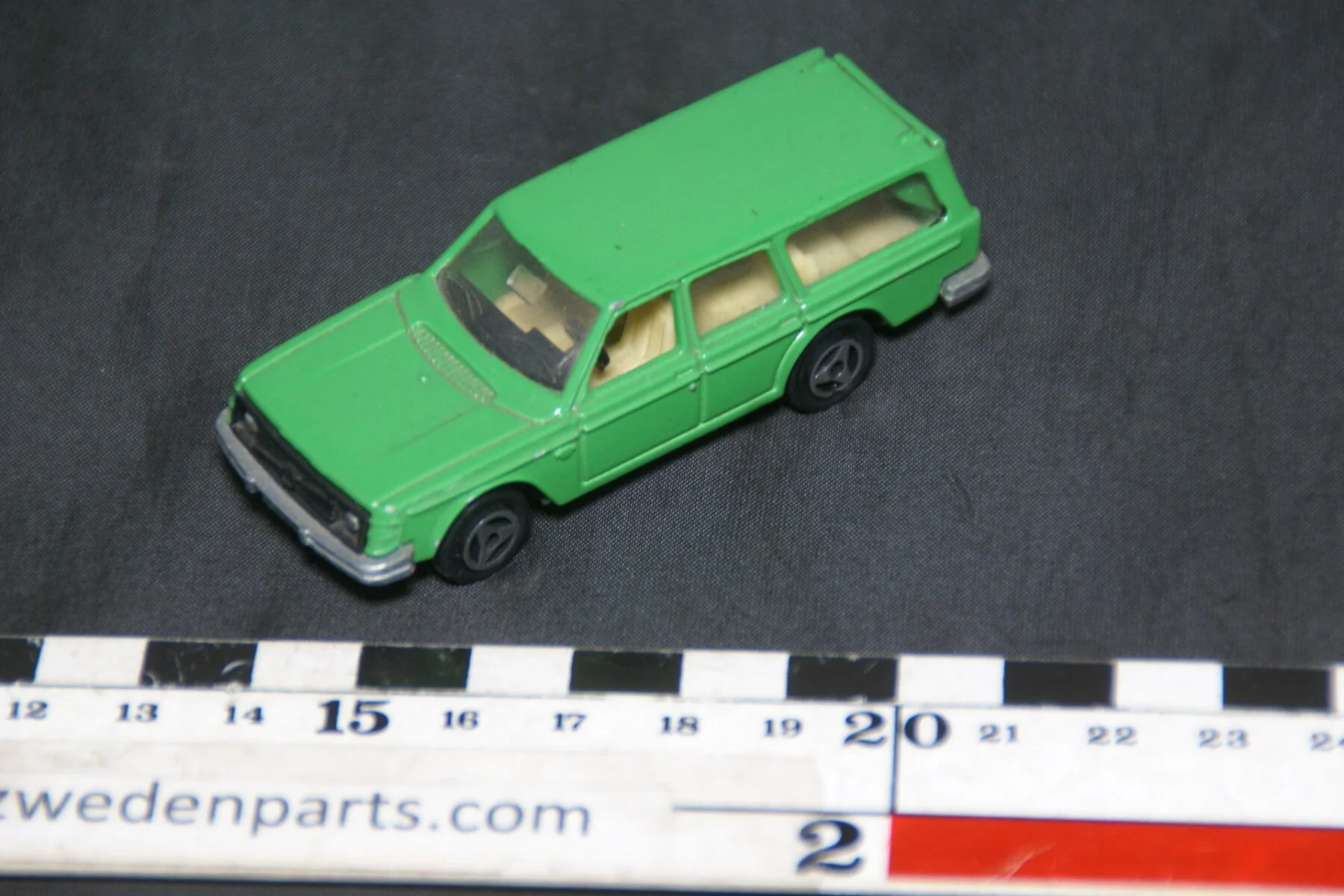 DSC08880 miniatuur Majorette Volvo 245DL groen 1 op 60