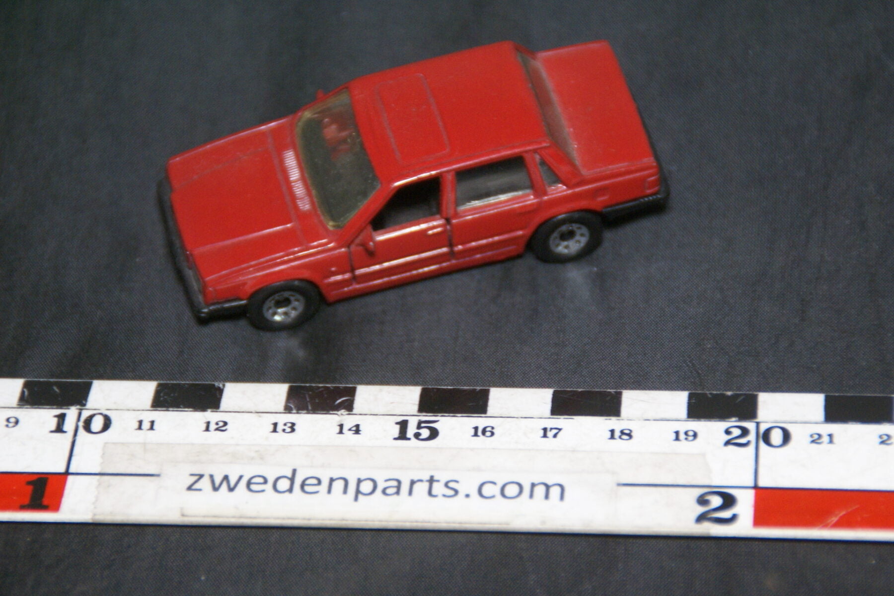 DSC08882 miniatuur Matchbox Volvo 760 rood 1 op 62