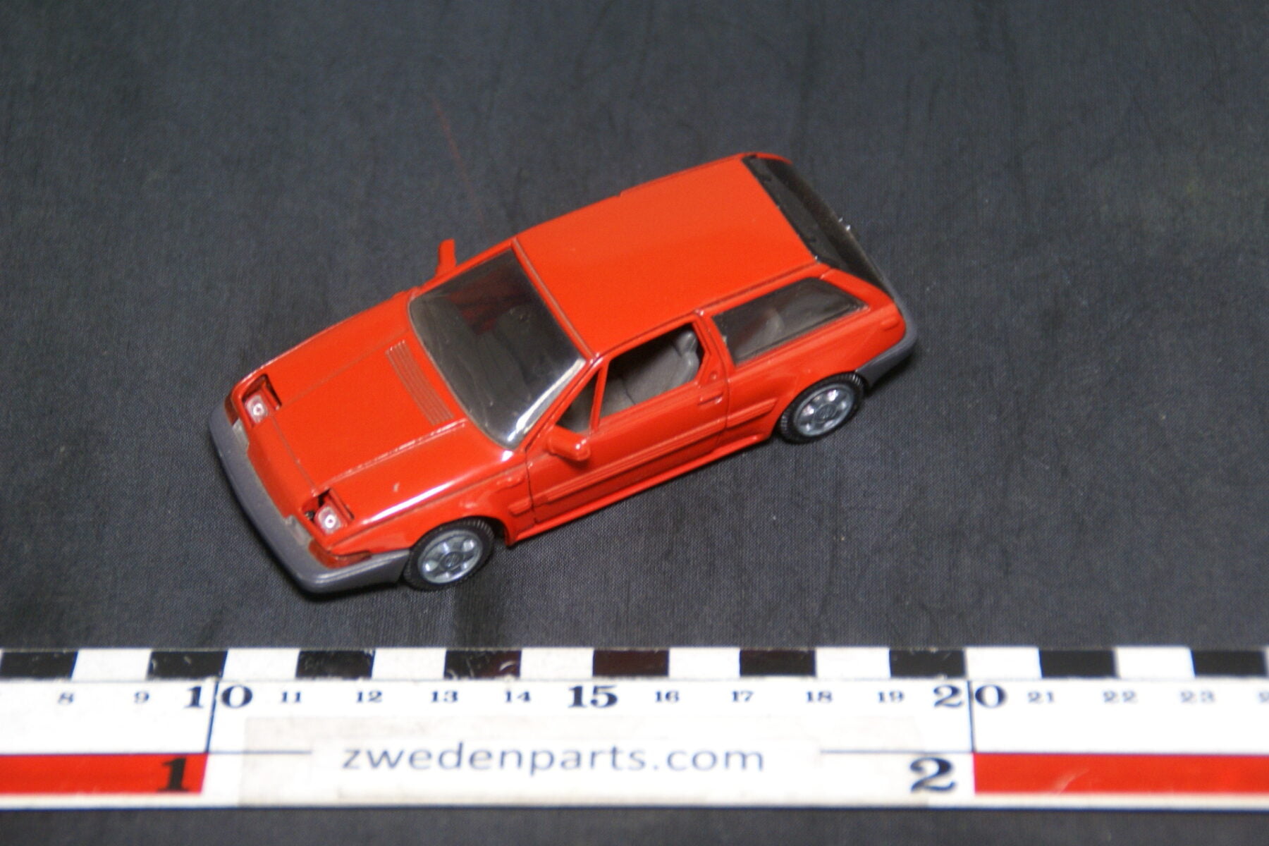 DSC08884 miniatuur AHC Holland Volvo 480 rood 1 op 43 nr 480