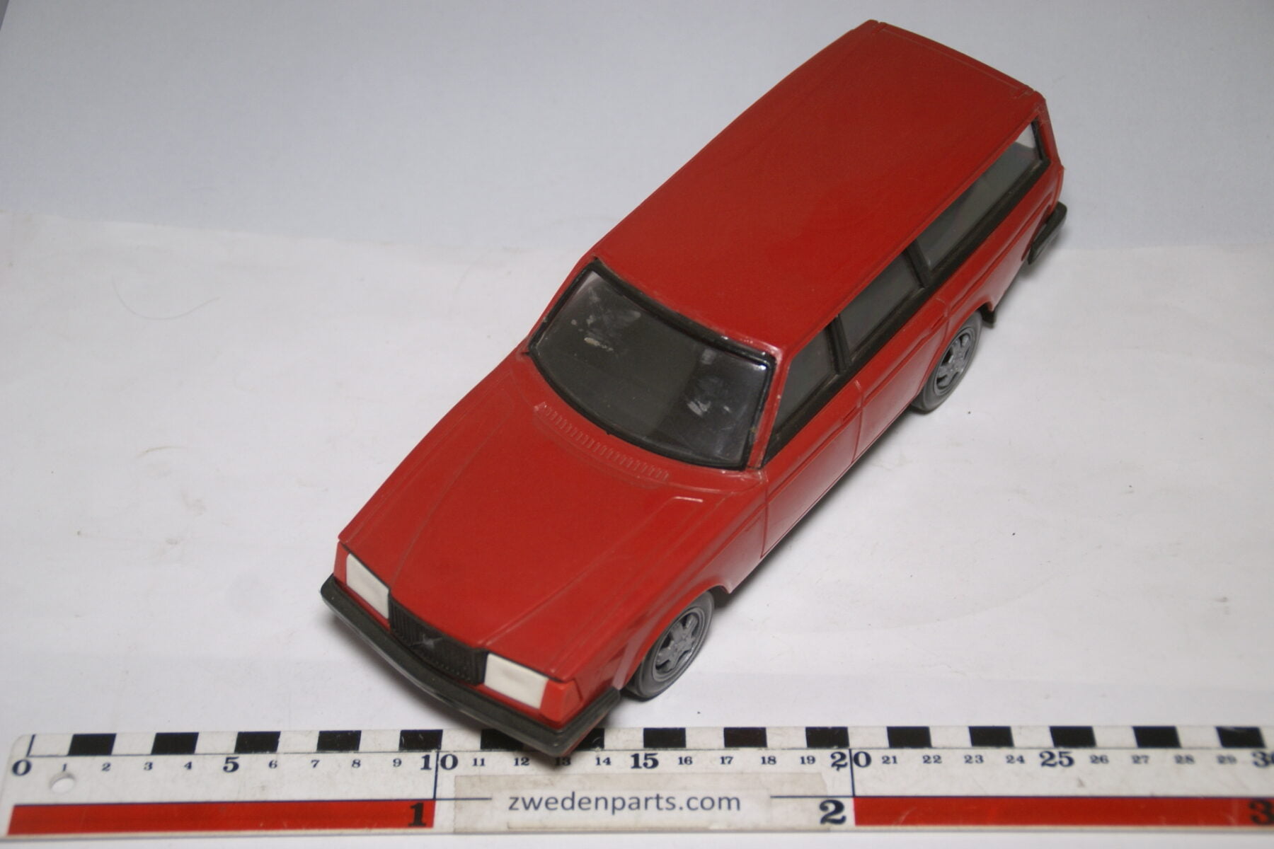 DSC09089 miniatuur Stahlberg Made in Finland Volvo 245GLT rood ca 1 op 18