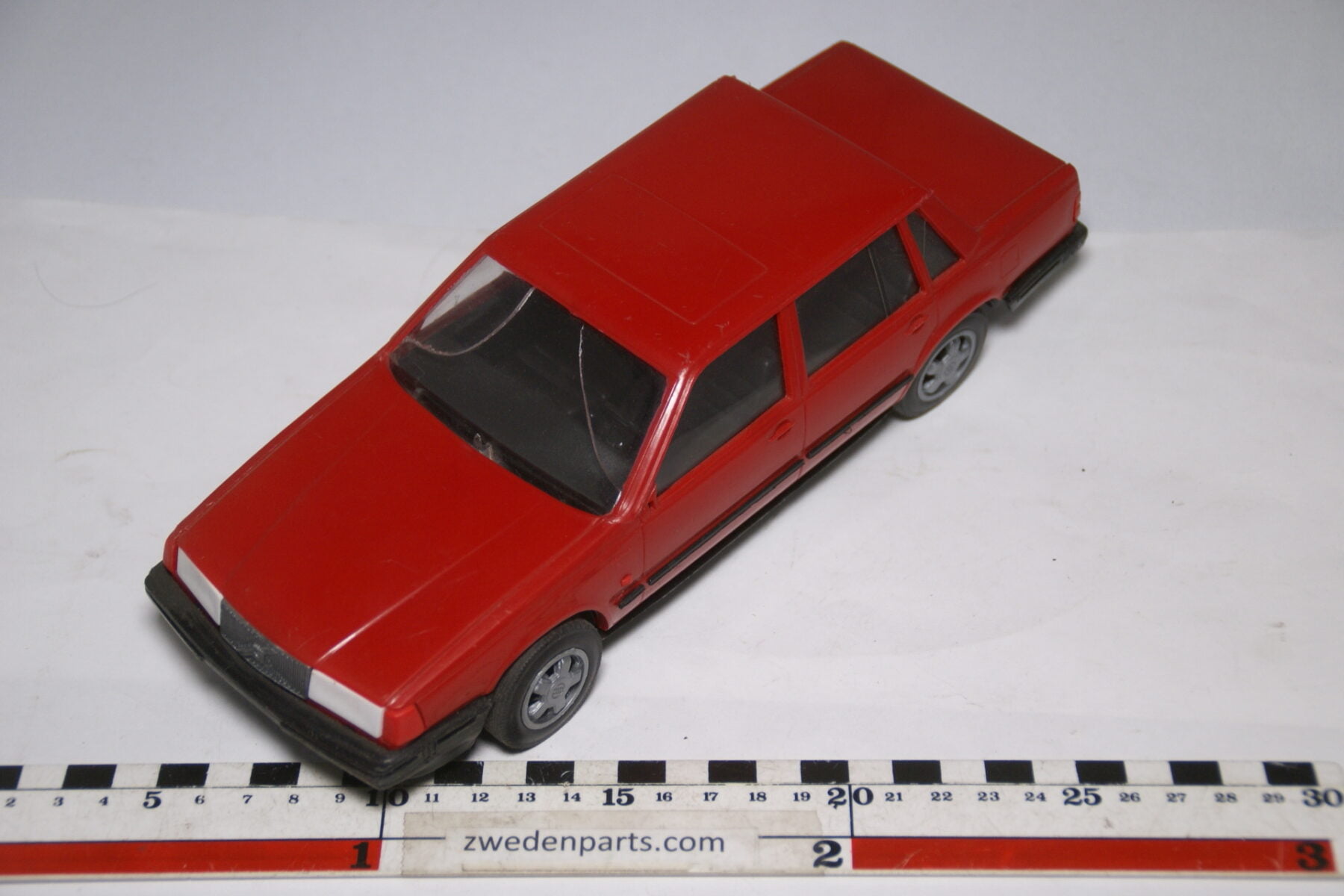 DSC09092 miniatuur Stahlberg Made in Finland Volvo 760GLE rood ca 1 op 18