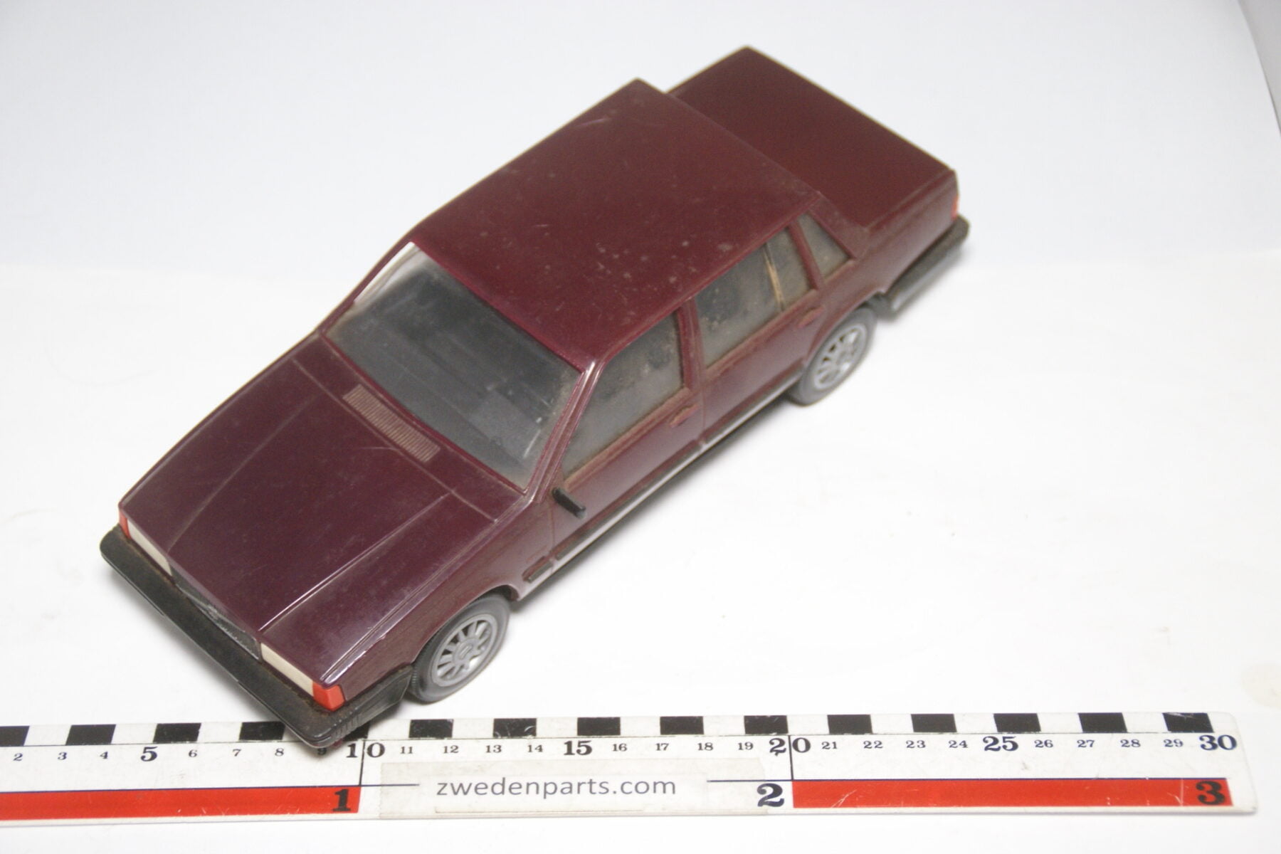 DSC09111 miniatuur Stahlberg Made in Finland Volvo 760GLE rood ca 1 op 18