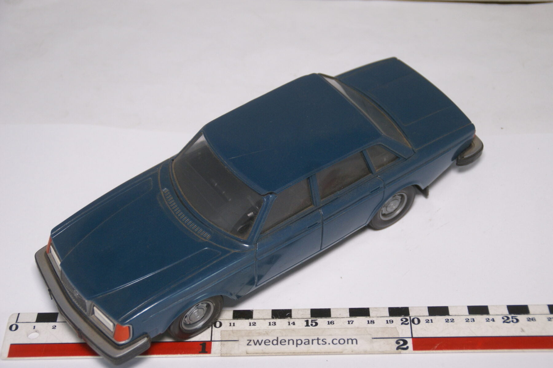DSC08982 ca 1977 Volvo 264GL blauw ca. 1 op 18 Stahlberg made in Finland