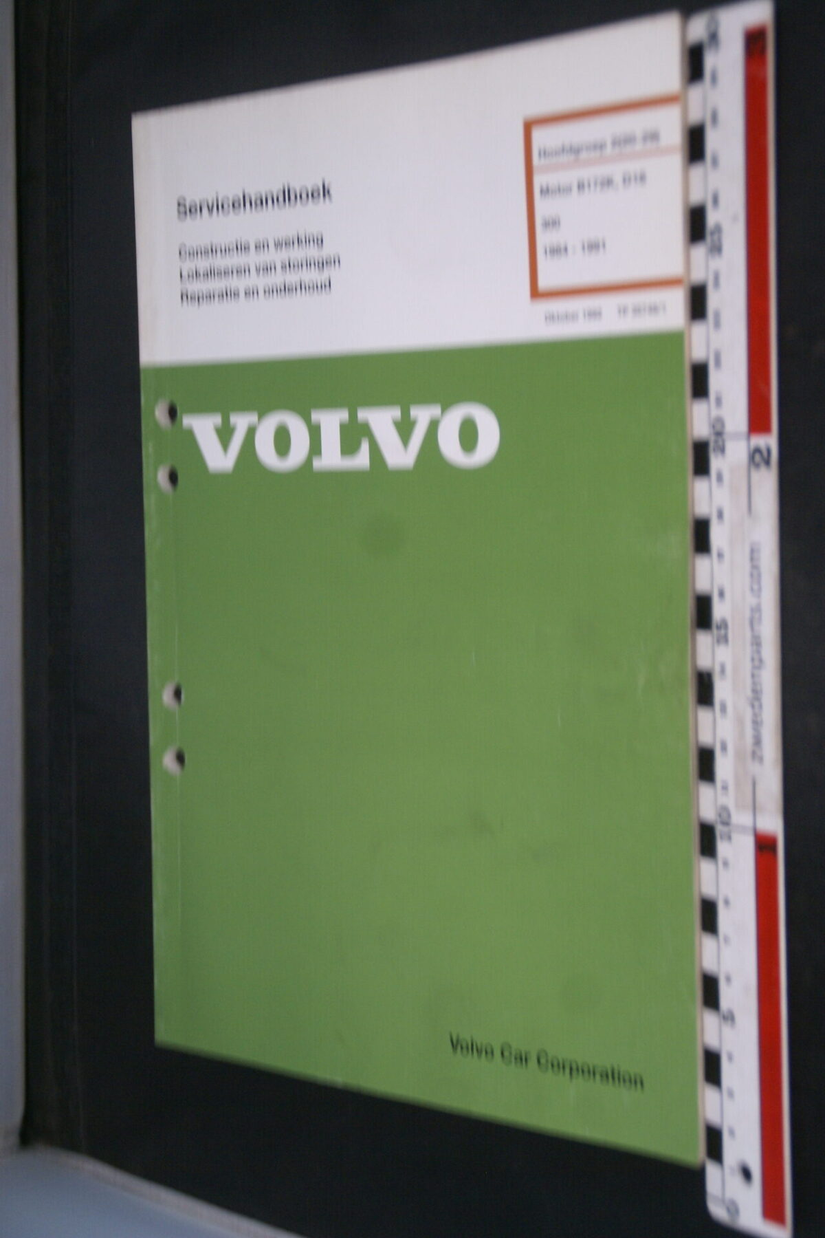 DSC09026 1991 origineel  Volvo 300 servicehandboek   1 van 1.000 nr TP 35748-1