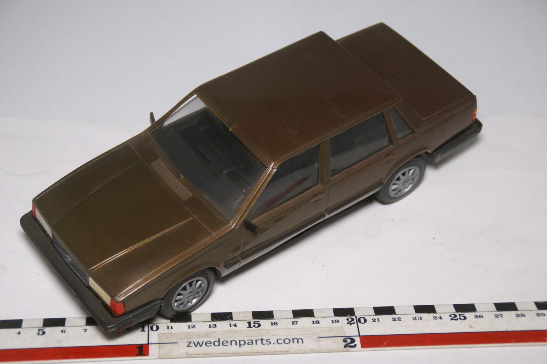 DSC09117 miniatuur Stahlberg Made in Finland Volvo 760GLE bruin ca 1 op 18