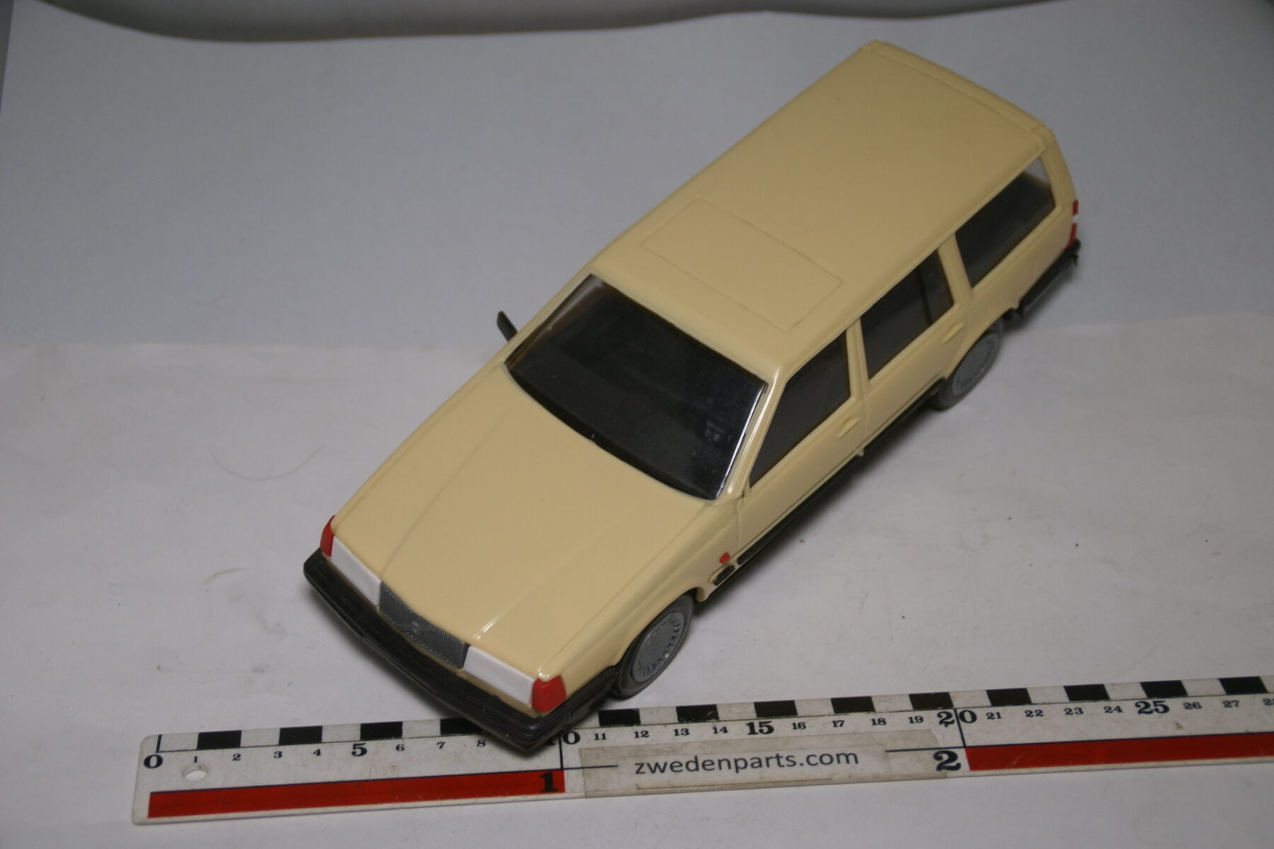 DSC09121 miniatuur Stahlberg Made in Finland Volvo 760GLE beige ca 1 op 18 losse spiegel