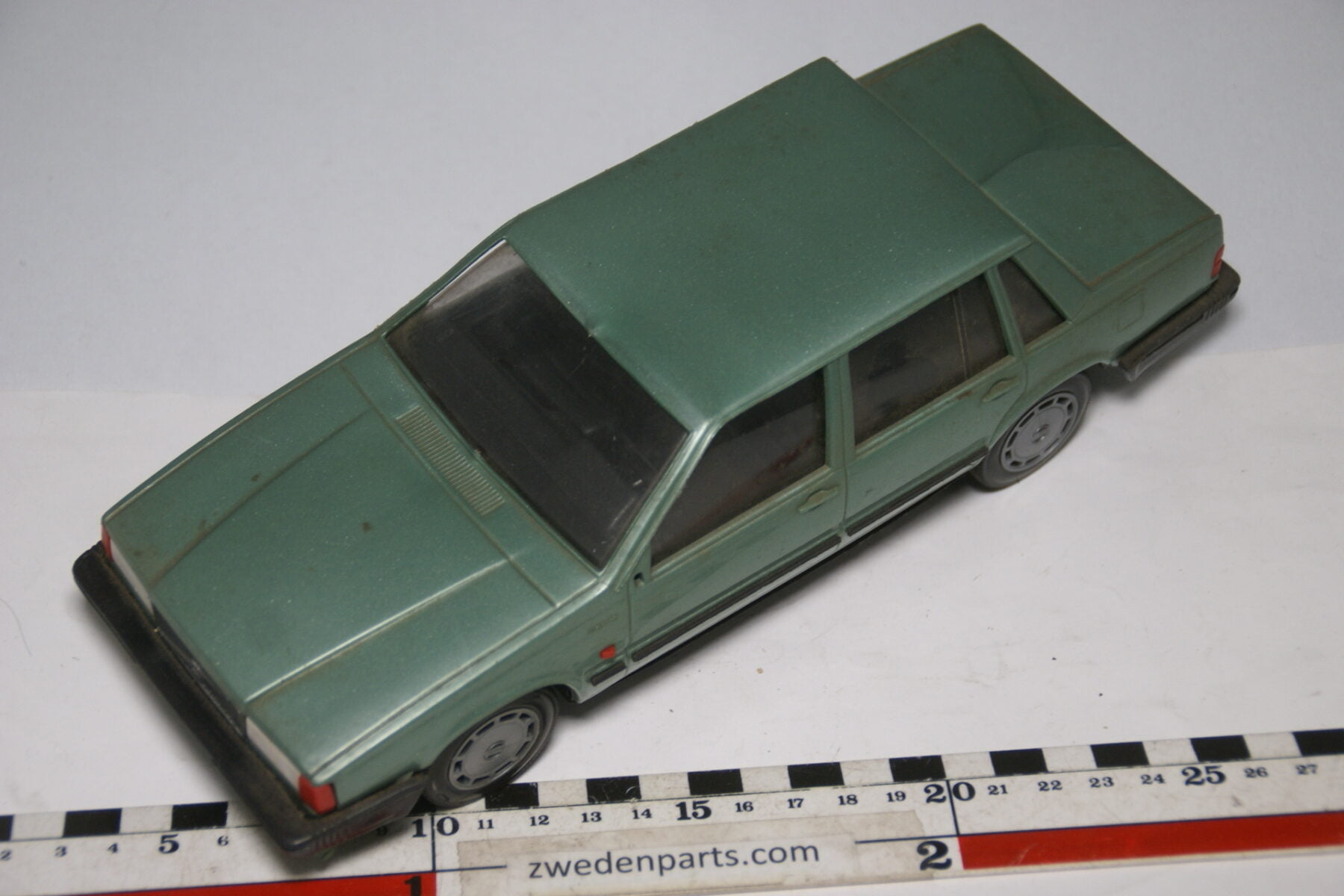DSC09129 miniatuur Stahlberg Made in Finland Volvo 760GLE groen m ca 1 op 18