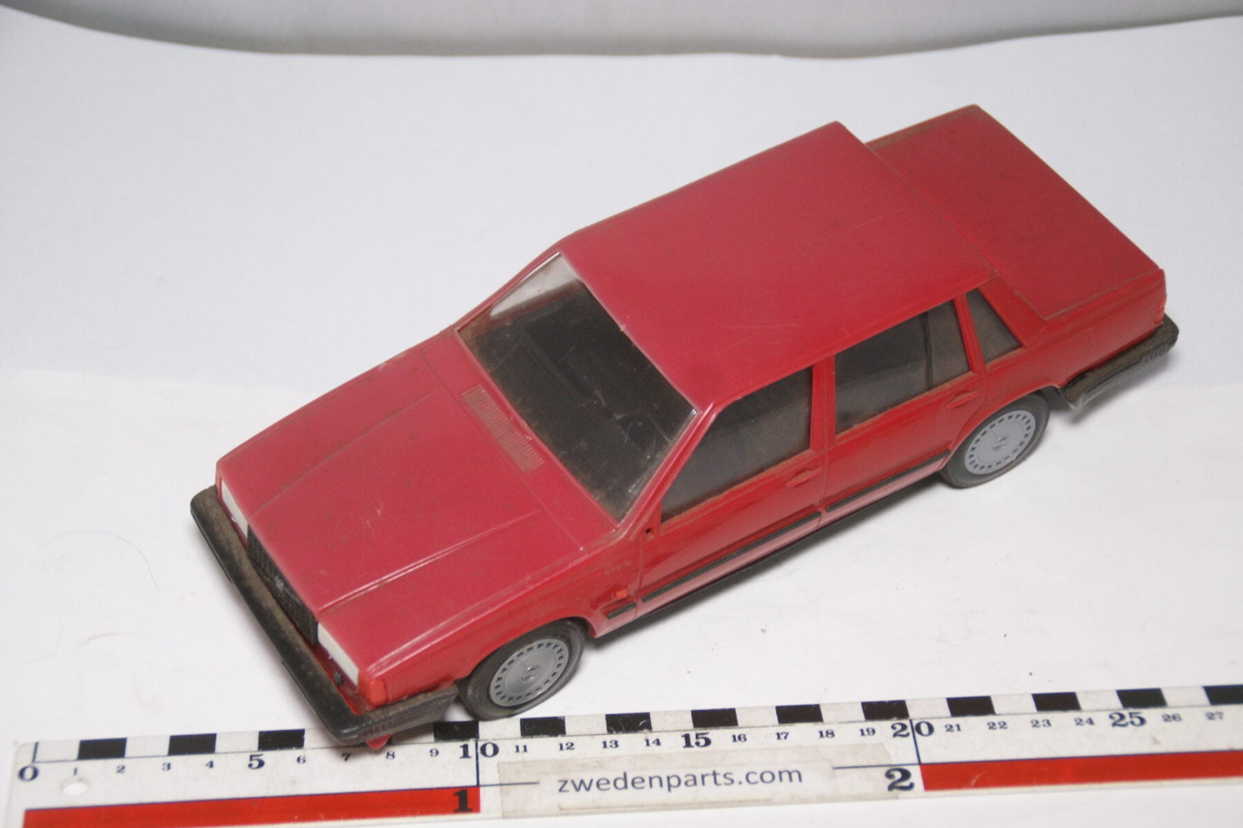 DSC09132 miniatuur Stahlberg Made in Finland Volvo 740GL rood ca 1 op 18
