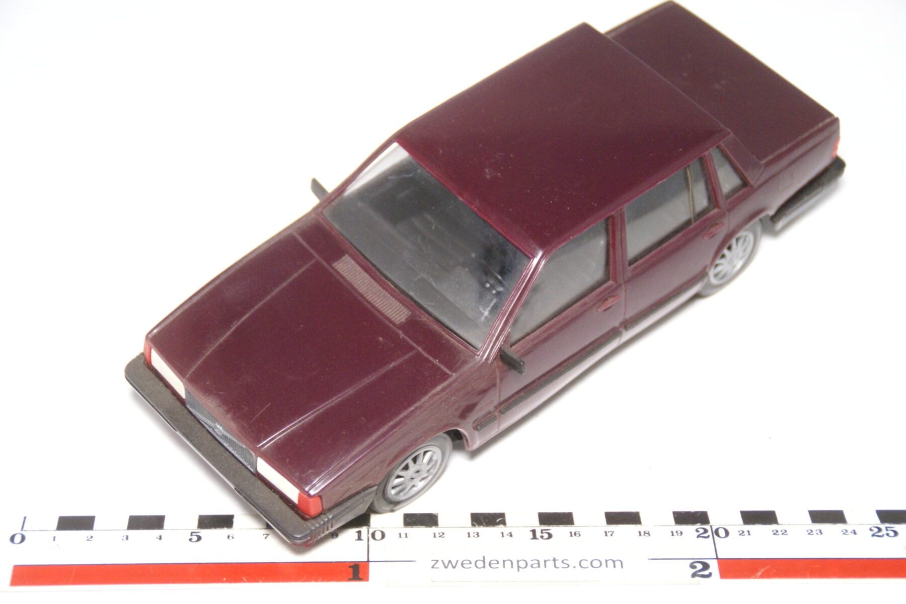 DSC09138 miniatuur Stahlberg Made in Finland Volvo 760GLE rood ca 1 op 18