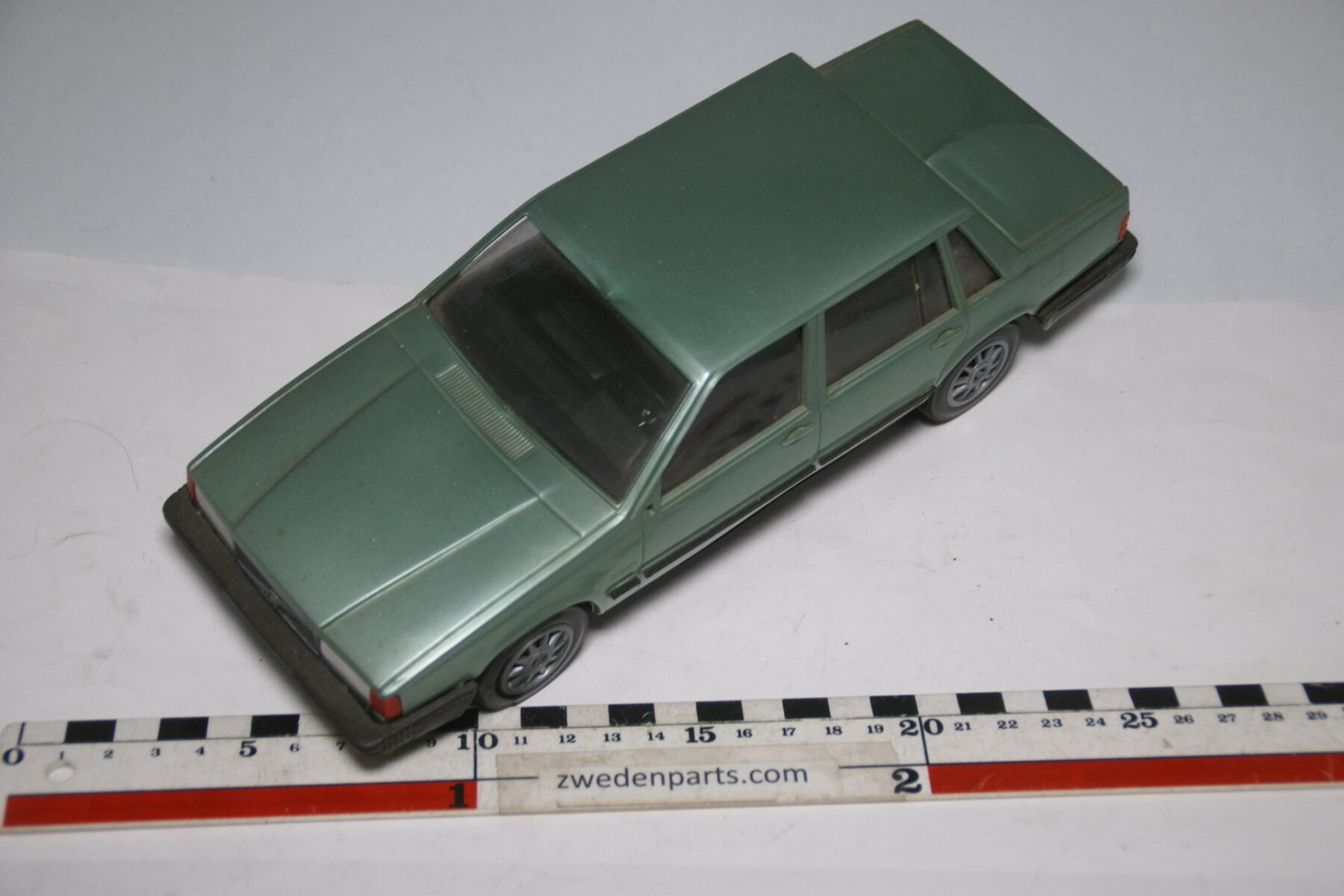 DSC09144 miniatuur Stahlberg Made in Finland Volvo 760GLE groen ca 1 op 18