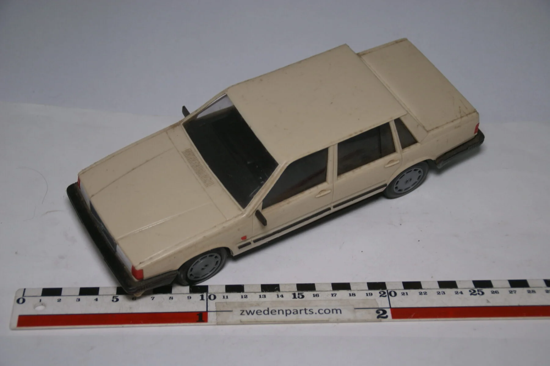 DSC09150 miniatuur Stahlberg Made in Finland Volvo 760GLE wit ca 1 op 18